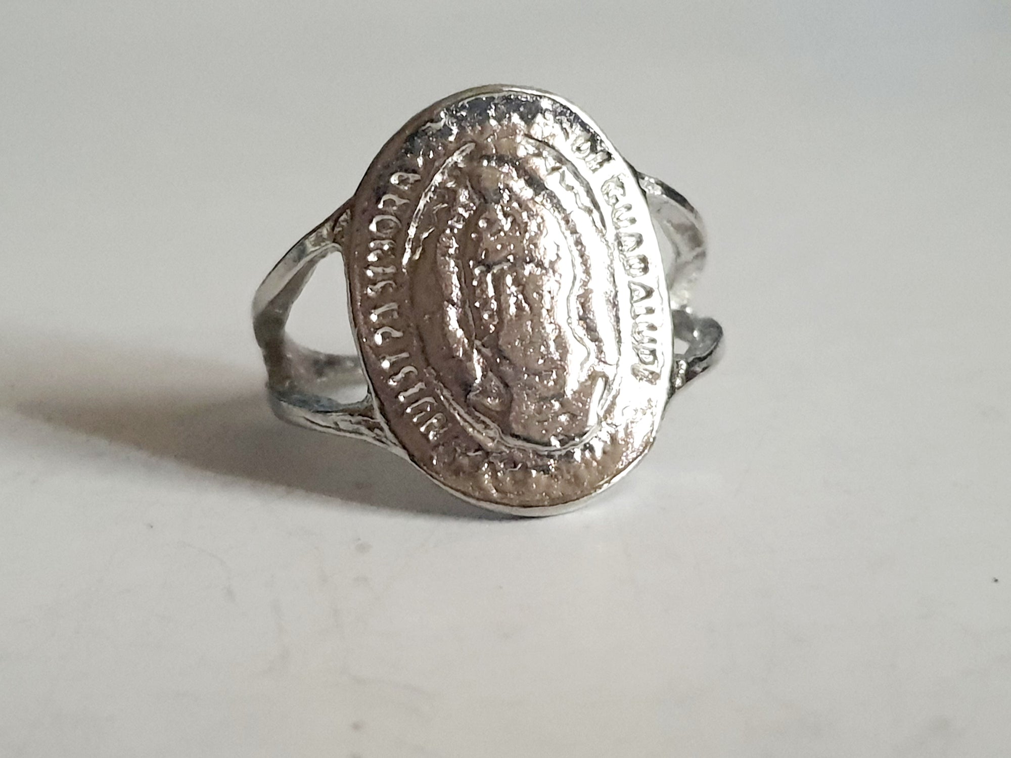 Srebrny pierścionek ze stali nierdzewnej i chirurgicznej z owalnym medalionem sakralnym w stylu vintage, rozmiar 18 mm. Wodoodporny, hipoalergiczny, jakość premium. Rouge Bizu.