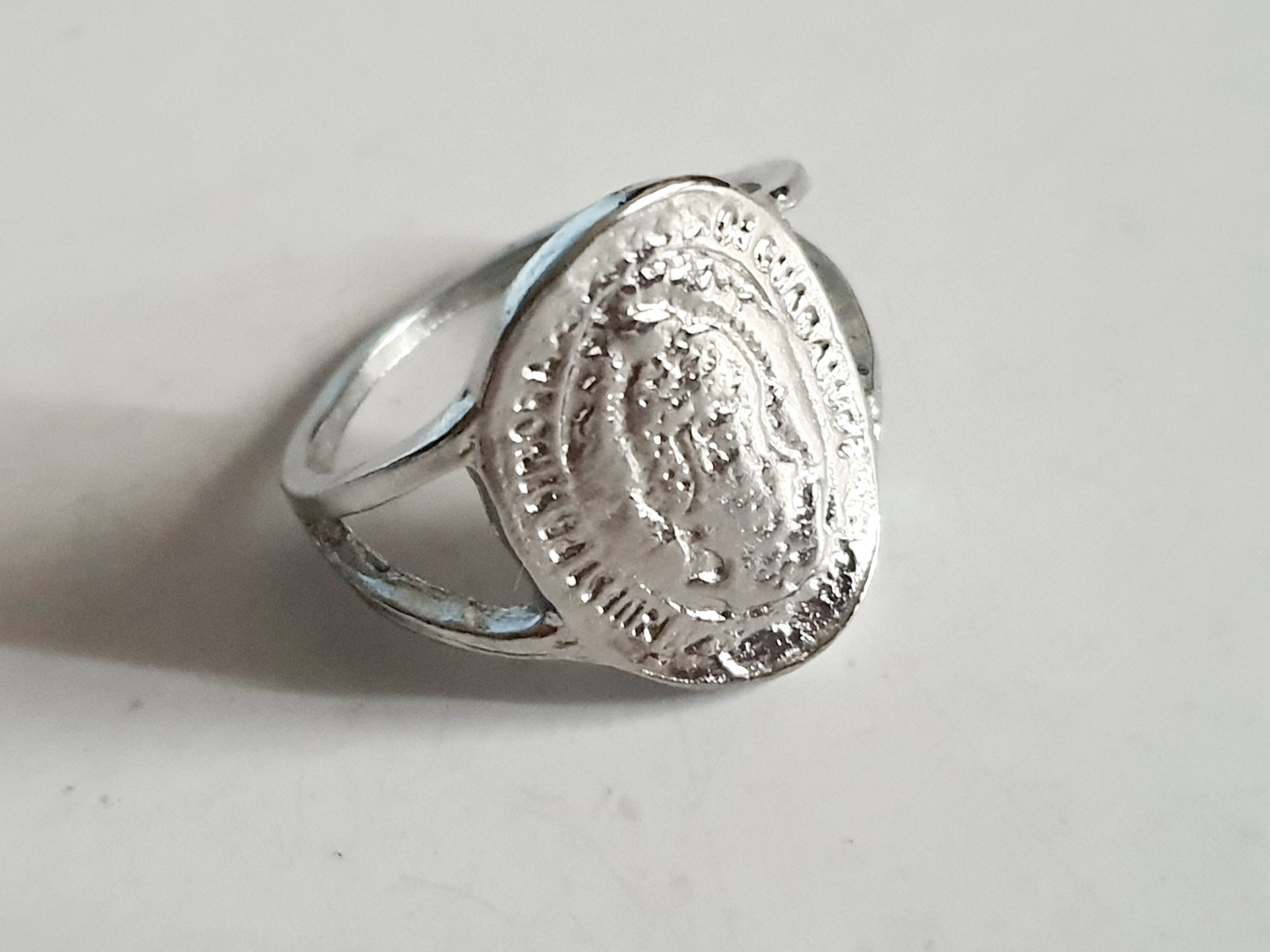Srebrny pierścionek ze stali nierdzewnej i chirurgicznej z owalnym medalionem sakralnym w stylu vintage, rozmiar 18 mm. Wodoodporny, hipoalergiczny, jakość premium. Rouge Bizu.