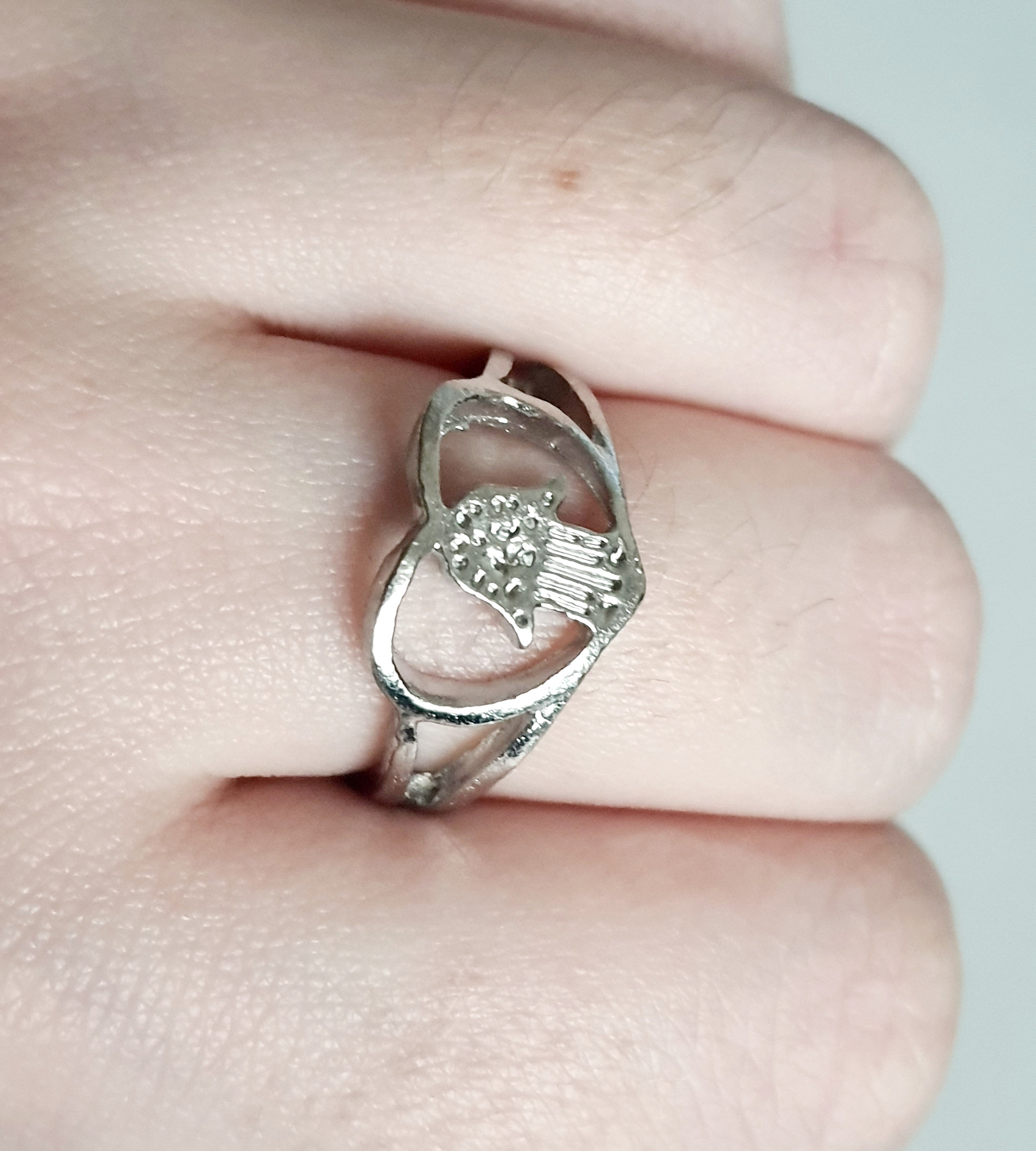 Srebrny pierścionek ze stali nierdzewnej i chirurgicznej z motywem dłoni Fatimy w sercu, symboliczny amulet, rozmiar 18 mm. Wodoodporny, hipoalergiczny, jakość premium. Rouge Bizu.