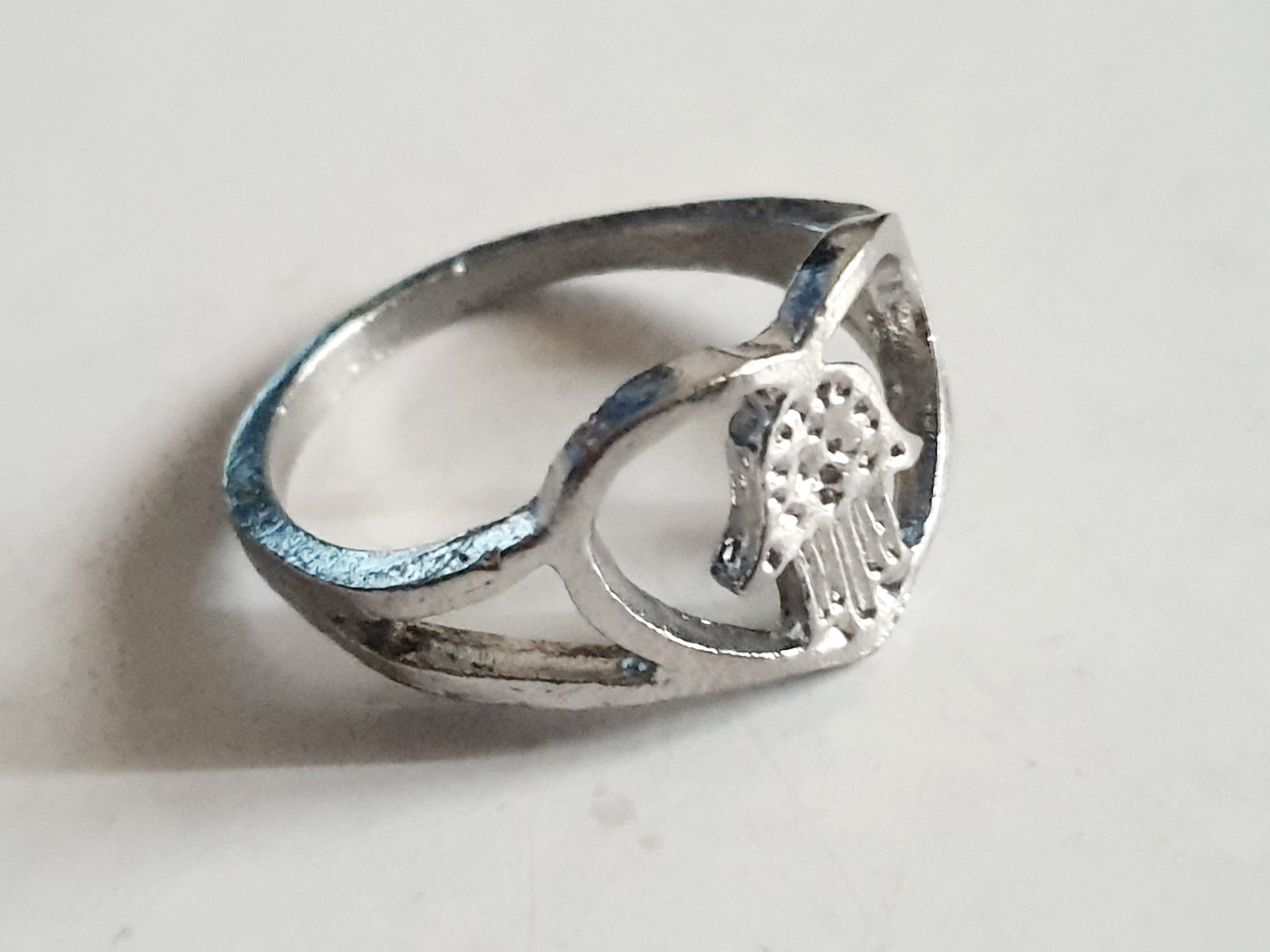 Srebrny pierścionek ze stali nierdzewnej i chirurgicznej z motywem dłoni Fatimy w sercu, symboliczny amulet, rozmiar 18 mm. Wodoodporny, hipoalergiczny, jakość premium. Rouge Bizu.