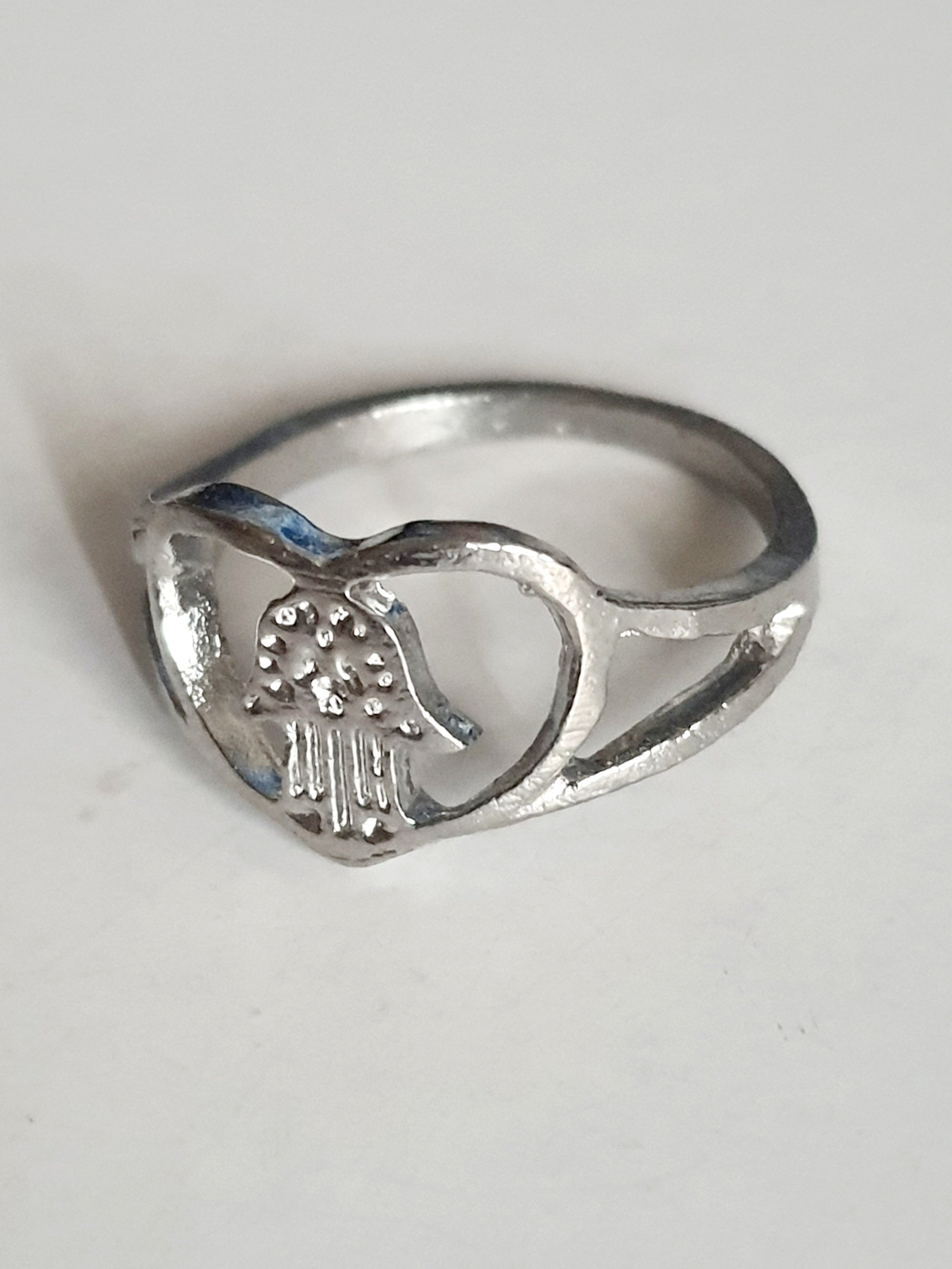 Srebrny pierścionek ze stali nierdzewnej i chirurgicznej z motywem dłoni Fatimy w sercu, symboliczny amulet, rozmiar 18 mm. Wodoodporny, hipoalergiczny, jakość premium. Rouge Bizu.