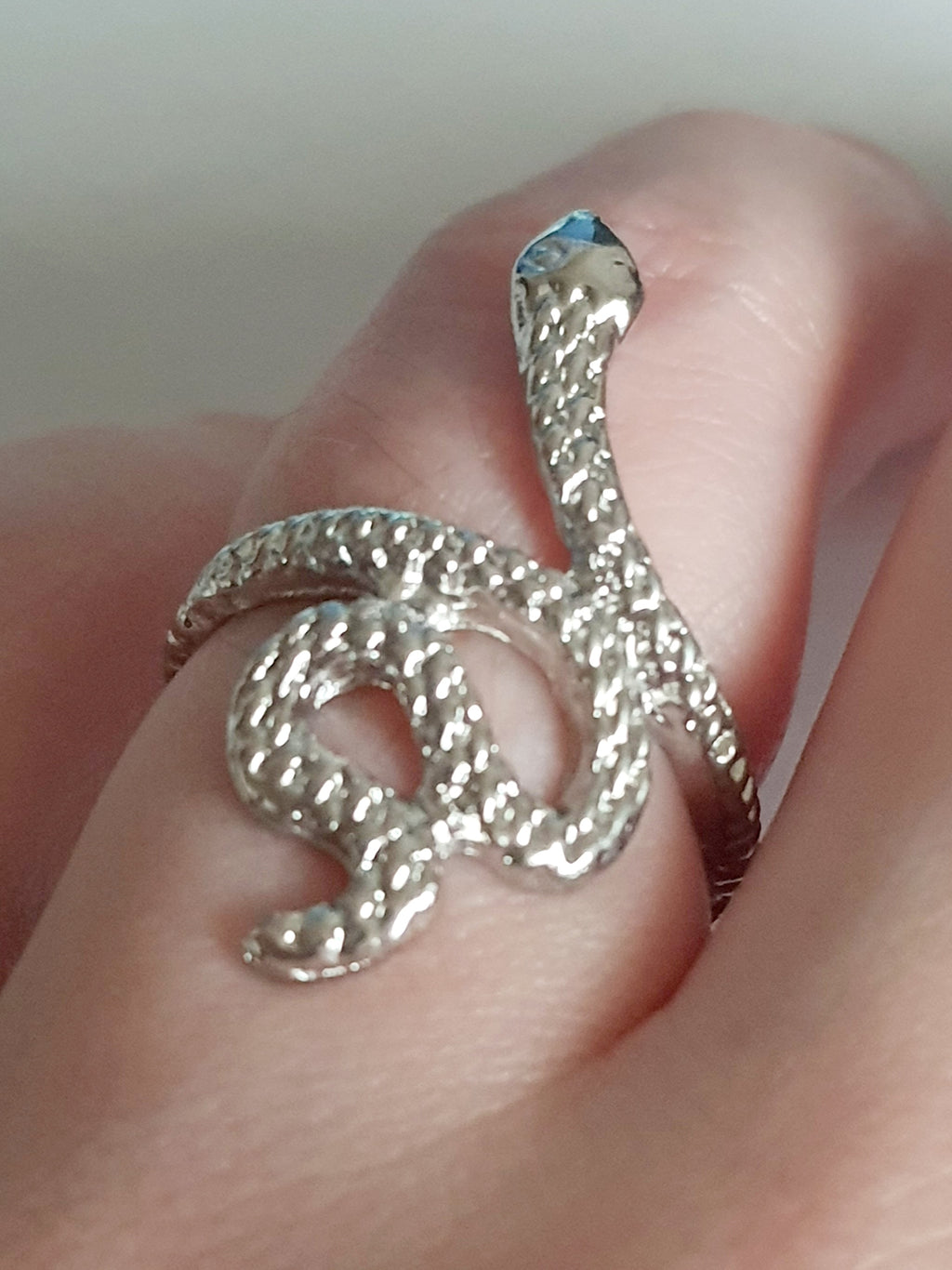 Srebrny pierścionek ze stali nierdzewnej i chirurgicznej w kształcie węża z fakturą łusek, styl artystyczny i symboliczny, rozmiar 16 mm. Wodoodporny, hipoalergiczny, jakość premium. Rouge Bizu.