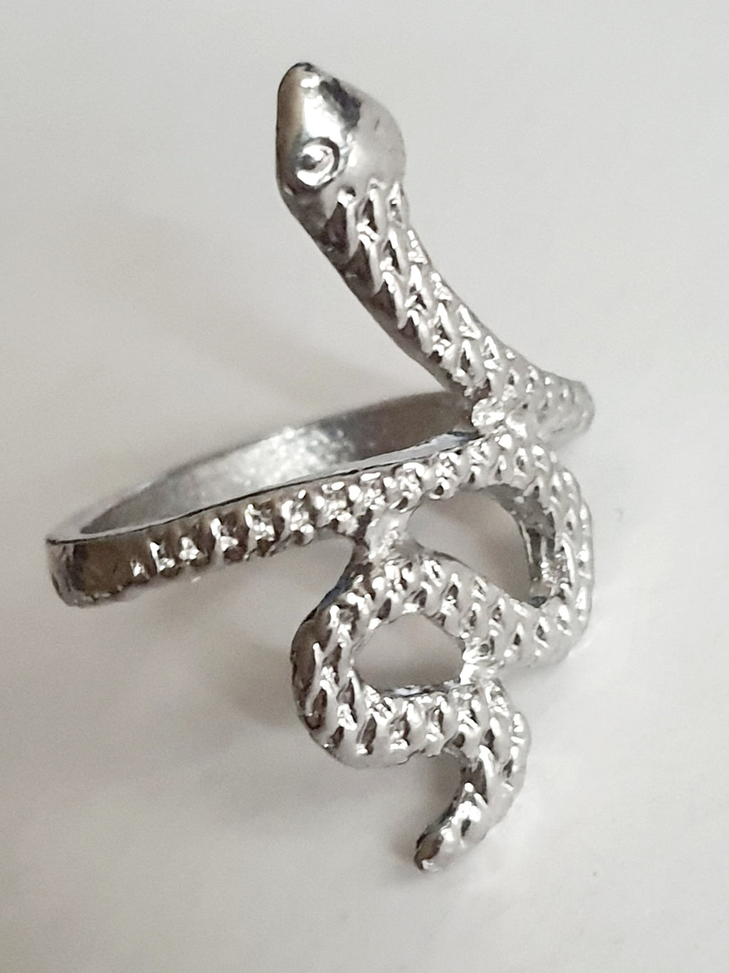 Srebrny pierścionek ze stali nierdzewnej i chirurgicznej w kształcie węża z fakturą łusek, styl artystyczny i symboliczny, rozmiar 16 mm. Wodoodporny, hipoalergiczny, jakość premium. Rouge Bizu.