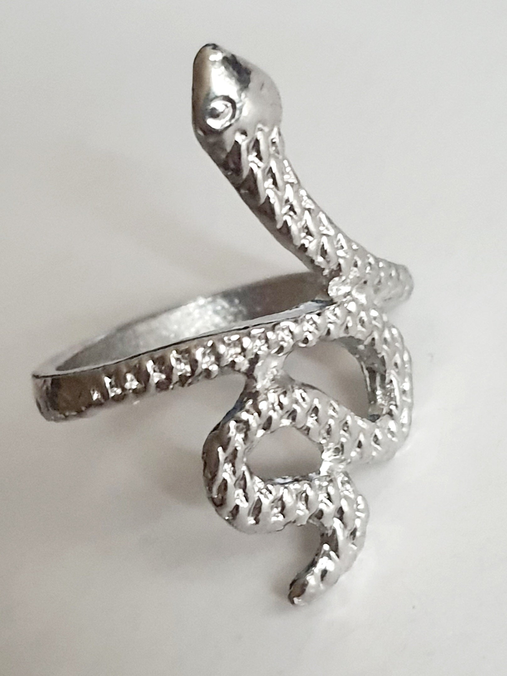 Srebrny pierścionek ze stali nierdzewnej i chirurgicznej w kształcie węża z fakturą łusek, styl artystyczny i symboliczny, rozmiar 16 mm. Wodoodporny, hipoalergiczny, jakość premium. Rouge Bizu.