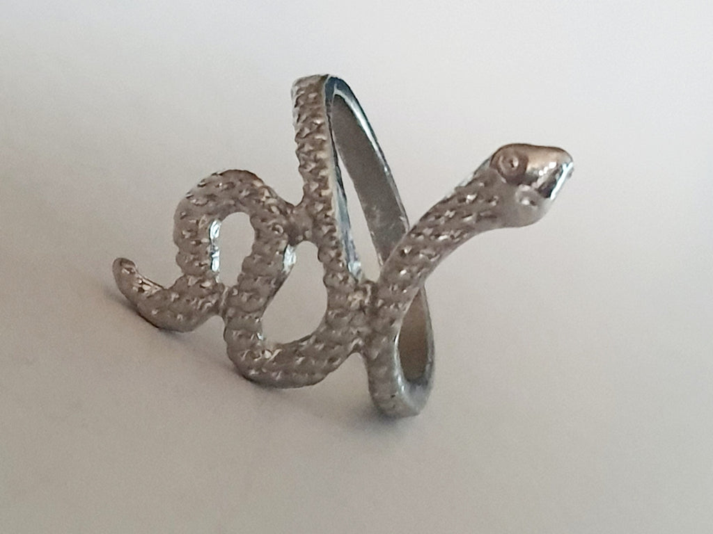 Srebrny pierścionek ze stali nierdzewnej i chirurgicznej w kształcie węża z fakturą łusek, styl artystyczny i symboliczny, rozmiar 16 mm. Wodoodporny, hipoalergiczny, jakość premium. Rouge Bizu.