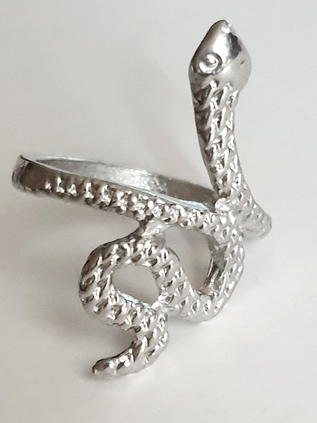 Srebrny pierścionek ze stali nierdzewnej i chirurgicznej w kształcie węża z fakturą łusek, styl artystyczny i symboliczny, rozmiar 16 mm. Wodoodporny, hipoalergiczny, jakość premium. Rouge Bizu.