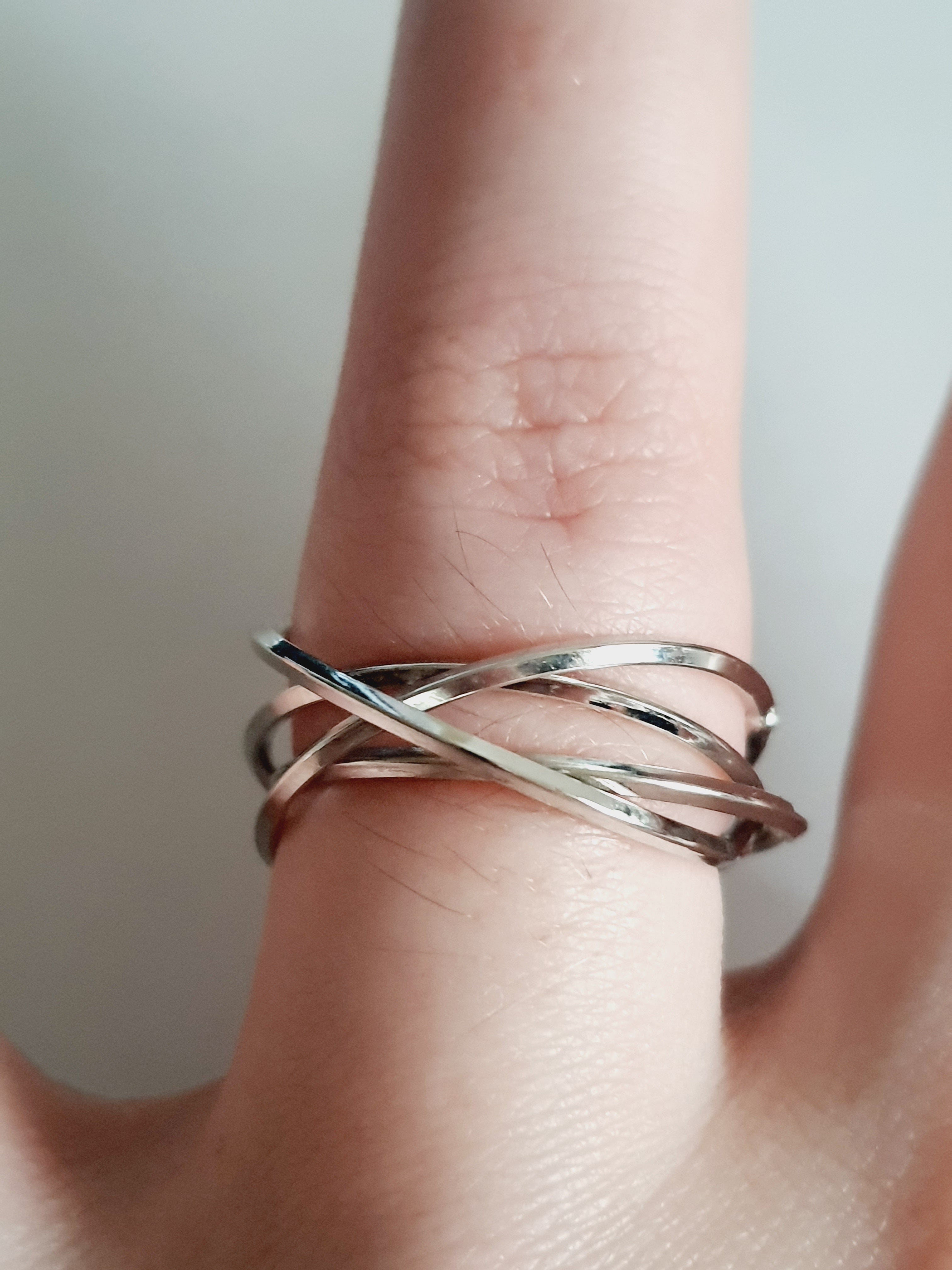 Srebrny pierścionek ze stali nierdzewnej i chirurgicznej z trzech przeplatających się obręczy, styl minimalistyczny i elegancki, rozmiar 20 mm. Wodoodporny, hipoalergiczny, jakość premium. Rouge Bizu.