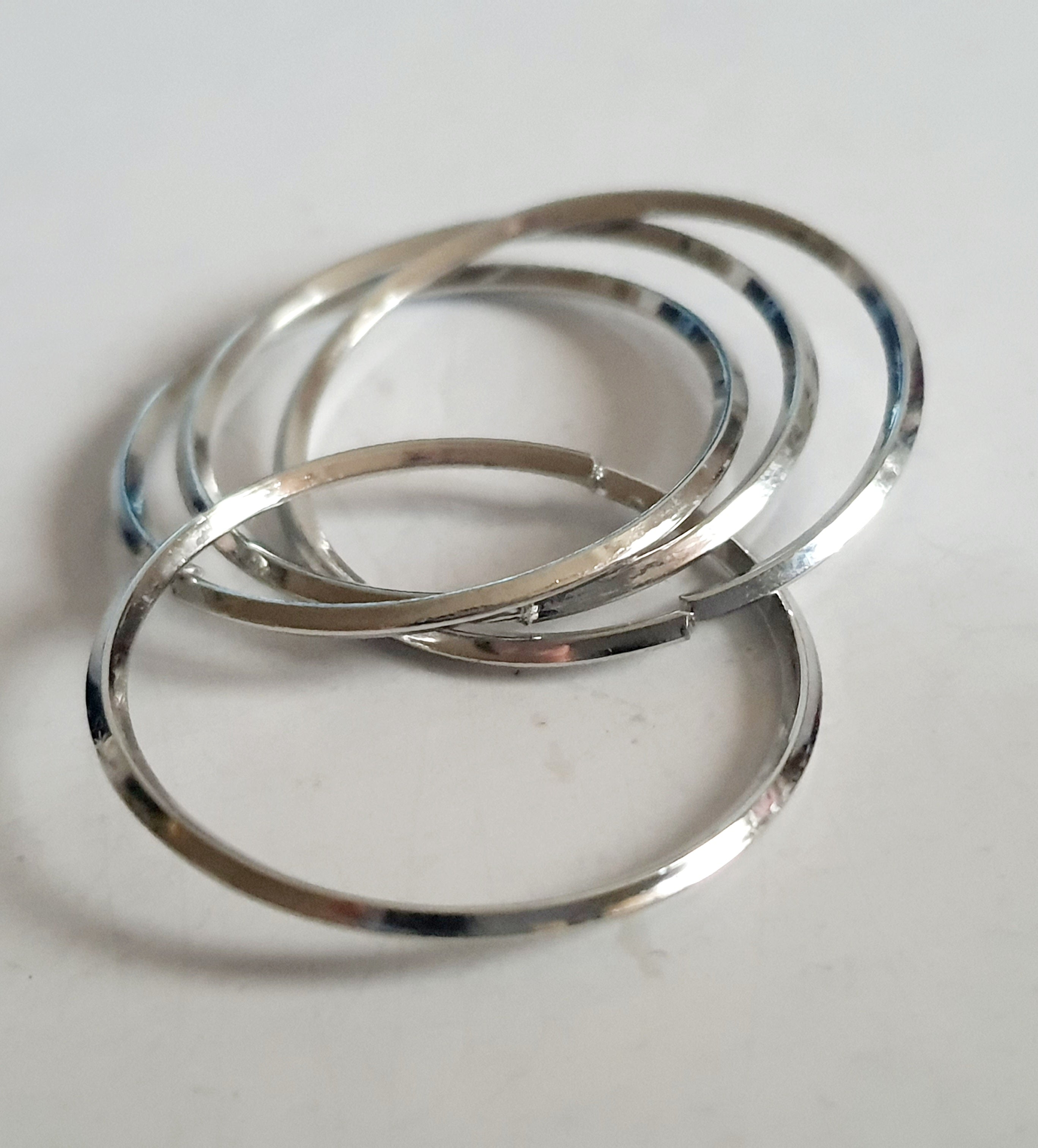 Srebrny pierścionek ze stali nierdzewnej i chirurgicznej z trzech przeplatających się obręczy, styl minimalistyczny i elegancki, rozmiar 20 mm. Wodoodporny, hipoalergiczny, jakość premium. Rouge Bizu.