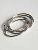 Srebrny pierścionek ze stali nierdzewnej i chirurgicznej z trzech przeplatających się obręczy, styl minimalistyczny i elegancki, rozmiar 20 mm. Wodoodporny, hipoalergiczny, jakość premium. Rouge Bizu.