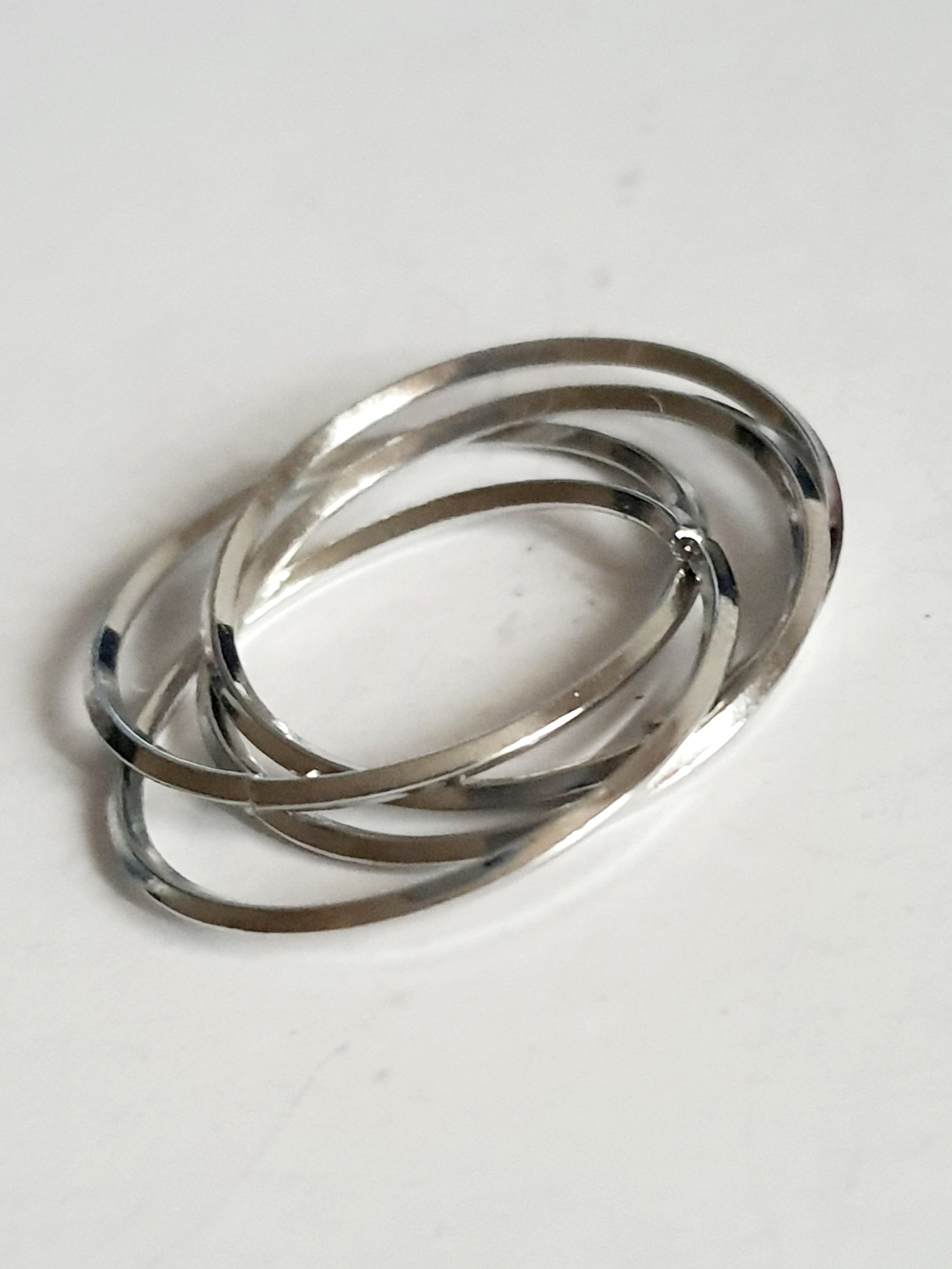 Srebrny pierścionek ze stali nierdzewnej i chirurgicznej z trzech przeplatających się obręczy, styl minimalistyczny i elegancki, rozmiar 20 mm. Wodoodporny, hipoalergiczny, jakość premium. Rouge Bizu.