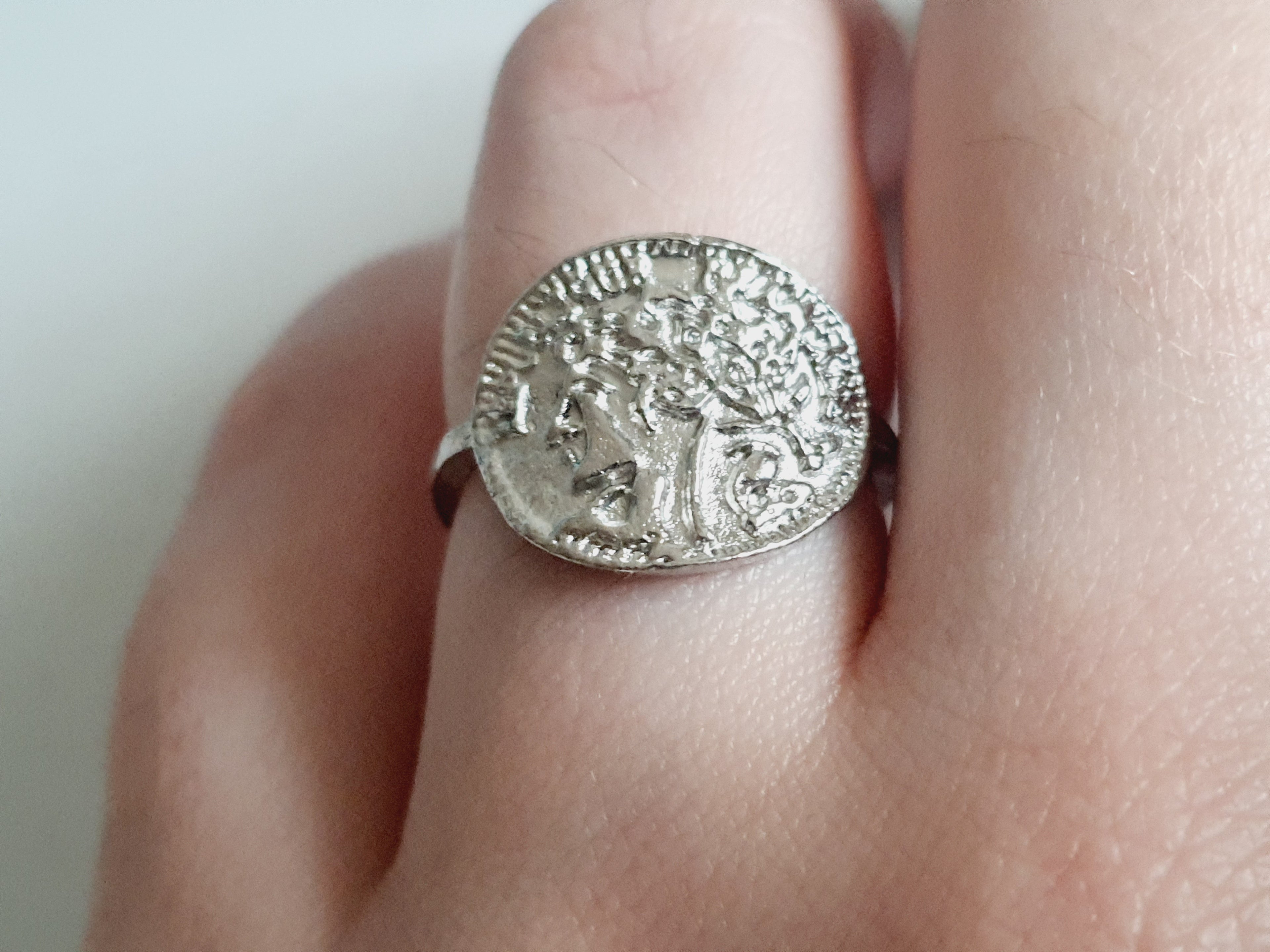 Srebrny pierścionek ze stali nierdzewnej i chirurgicznej z motywem antycznej monety i wizerunkiem postaci, styl vintage i historyczny, rozmiar 16 mm. Wodoodporny, hipoalergiczny, jakość premium. Rouge Bizu.