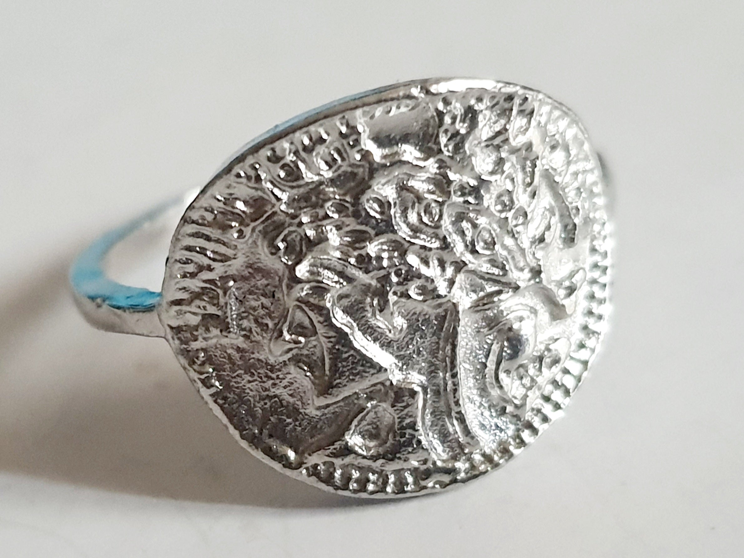 Srebrny pierścionek ze stali nierdzewnej i chirurgicznej z motywem antycznej monety i wizerunkiem postaci, styl vintage i historyczny, rozmiar 16 mm. Wodoodporny, hipoalergiczny, jakość premium. Rouge Bizu.