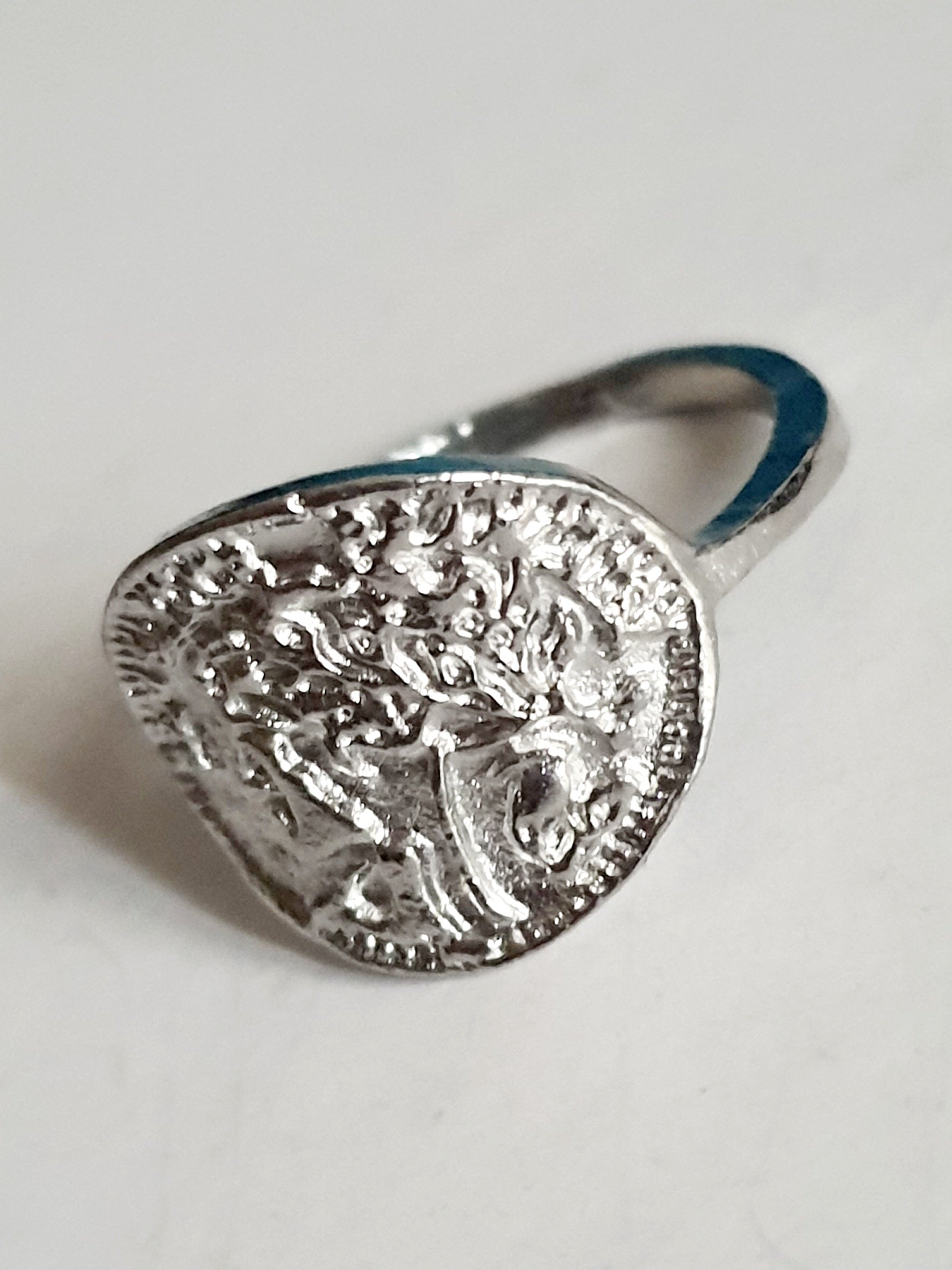 Srebrny pierścionek ze stali nierdzewnej i chirurgicznej z motywem antycznej monety i wizerunkiem postaci, styl vintage i historyczny, rozmiar 16 mm. Wodoodporny, hipoalergiczny, jakość premium. Rouge Bizu.