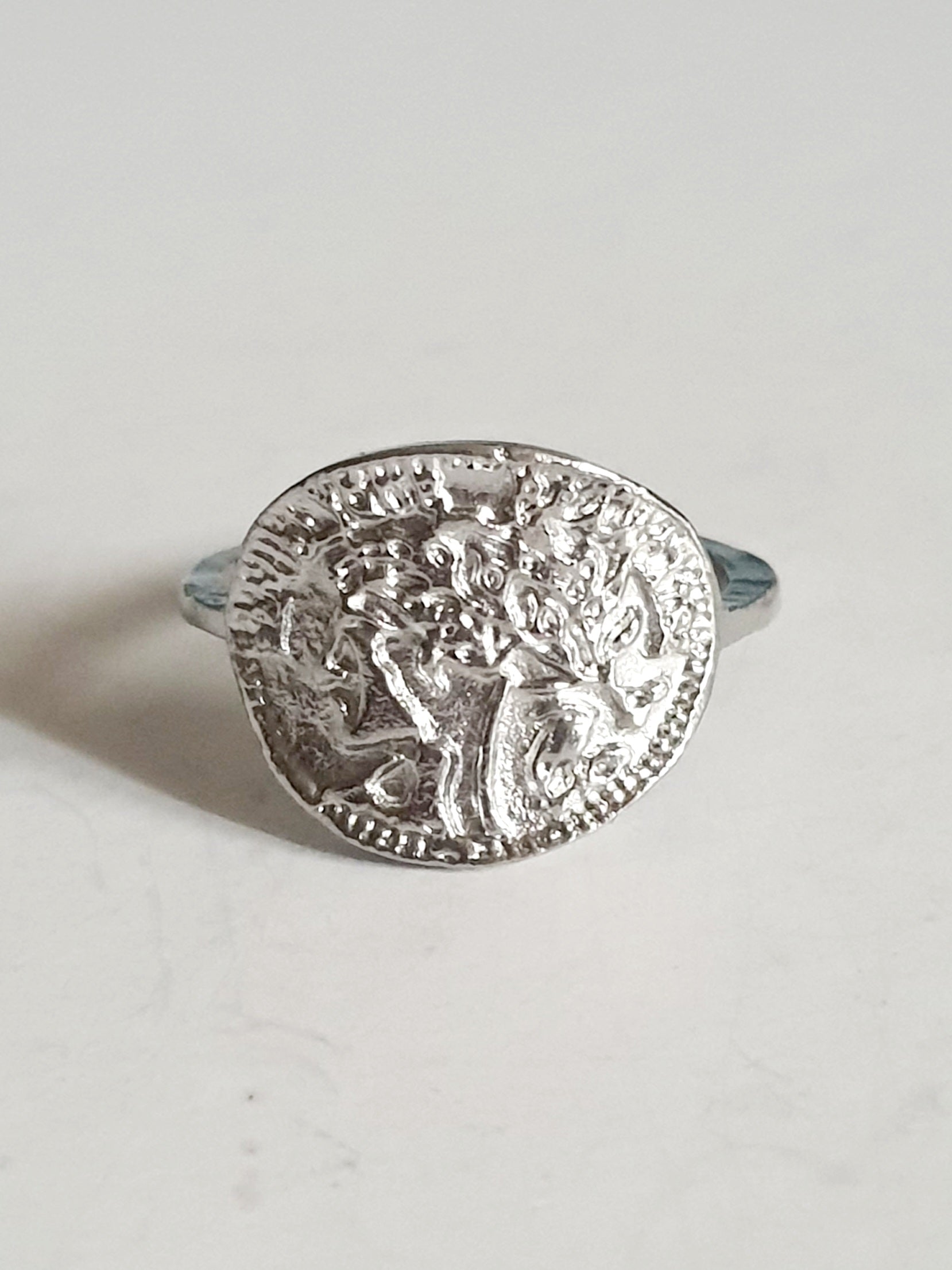 Srebrny pierścionek ze stali nierdzewnej i chirurgicznej z motywem antycznej monety i wizerunkiem postaci, styl vintage i historyczny, rozmiar 16 mm. Wodoodporny, hipoalergiczny, jakość premium. Rouge Bizu.