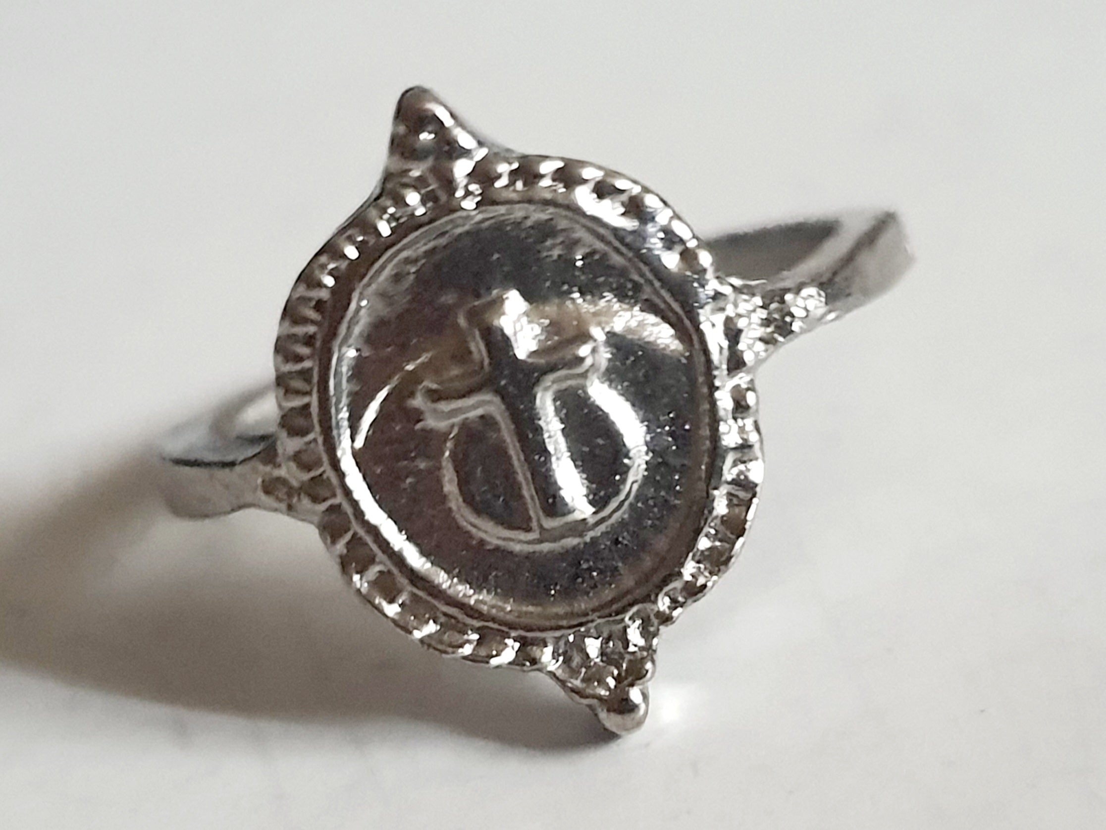 Srebrny pierścionek ze stali nierdzewnej i chirurgicznej z motywem kotwicy i krzyża na okrągłej tarczy, styl vintage i symboliczny, rozmiar 16 mm. Wodoodporny, hipoalergiczny, jakość premium. Rouge Bizu.