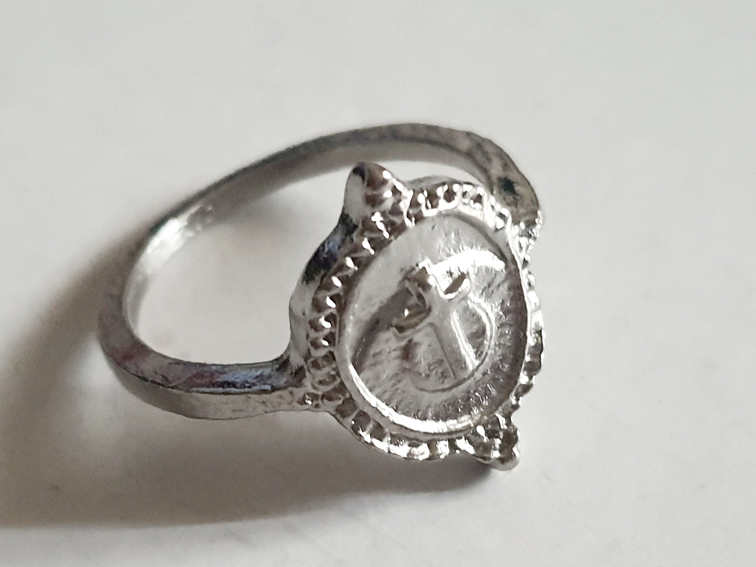 Srebrny pierścionek ze stali nierdzewnej i chirurgicznej z motywem kotwicy i krzyża na okrągłej tarczy, styl vintage i symboliczny, rozmiar 16 mm. Wodoodporny, hipoalergiczny, jakość premium. Rouge Bizu.