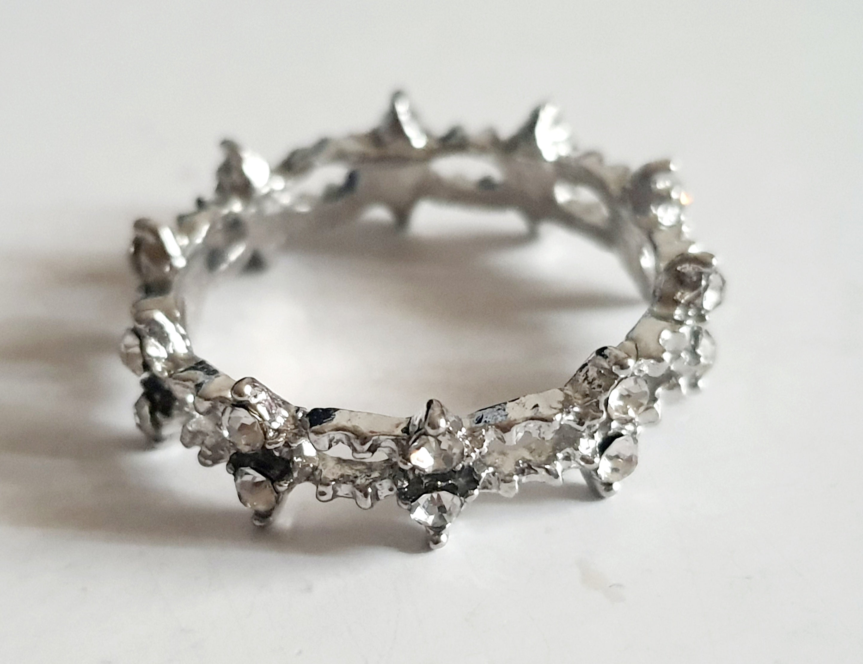 Srebrny pierścionek ze stali nierdzewnej i chirurgicznej z cyrkoniami w formie korony, styl glamour i romantyczny, rozmiar 20 mm. Wodoodporny, hipoalergiczny, jakość premium. Rouge Bizu.