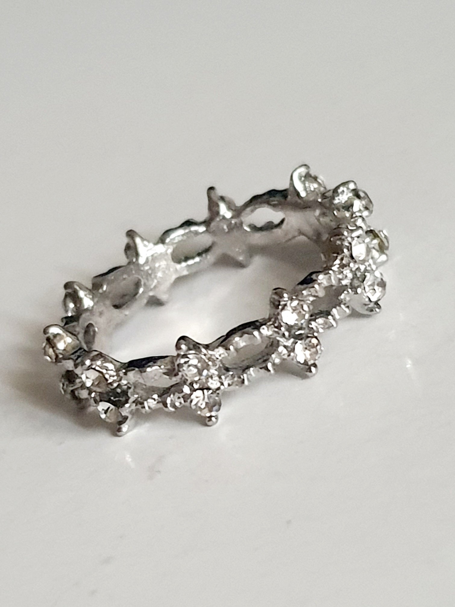 Srebrny pierścionek ze stali nierdzewnej i chirurgicznej z cyrkoniami w formie korony, styl glamour i romantyczny, rozmiar 20 mm. Wodoodporny, hipoalergiczny, jakość premium. Rouge Bizu.