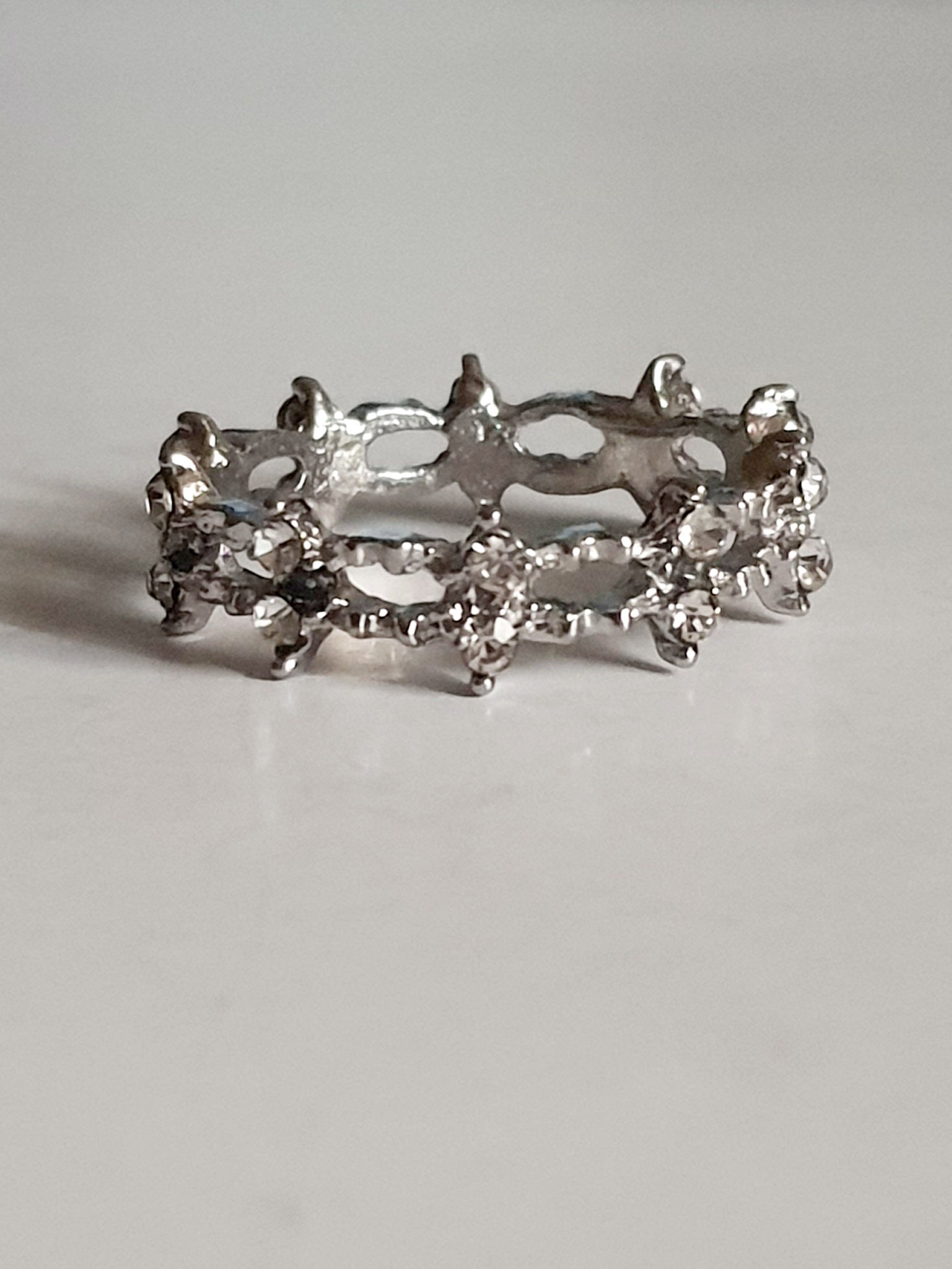 Srebrny pierścionek ze stali nierdzewnej i chirurgicznej z cyrkoniami w formie korony, styl glamour i romantyczny, rozmiar 20 mm. Wodoodporny, hipoalergiczny, jakość premium. Rouge Bizu.