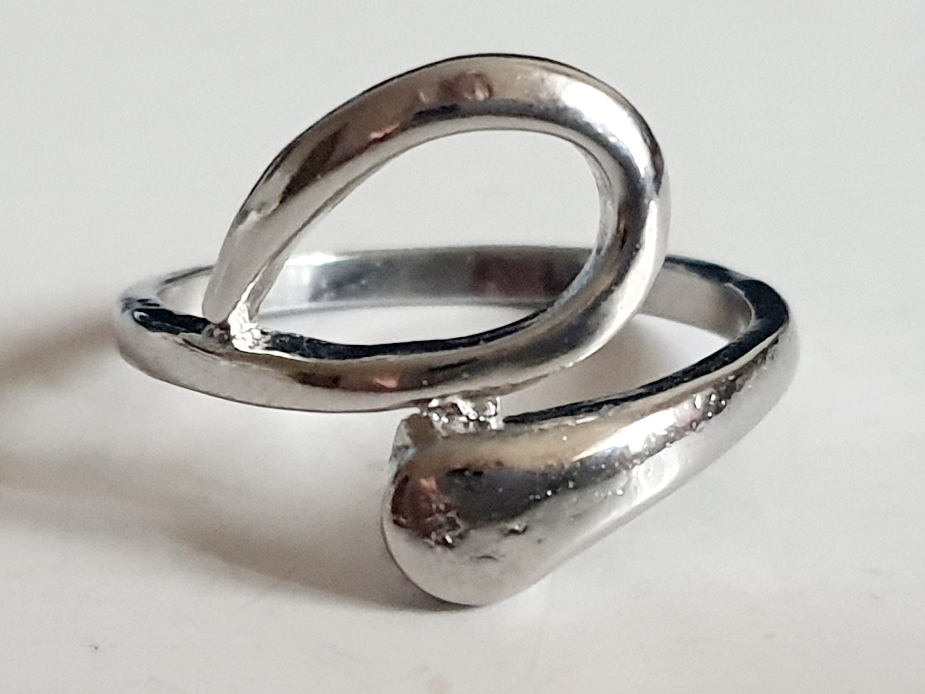 Srebrny pierścionek ze stali nierdzewnej i chirurgicznej o falistym, otwartym kształcie w stylu minimalistycznym, rozmiar 17 mm. Wodoodporny, hipoalergiczny, jakość premium. Rouge Bizu.