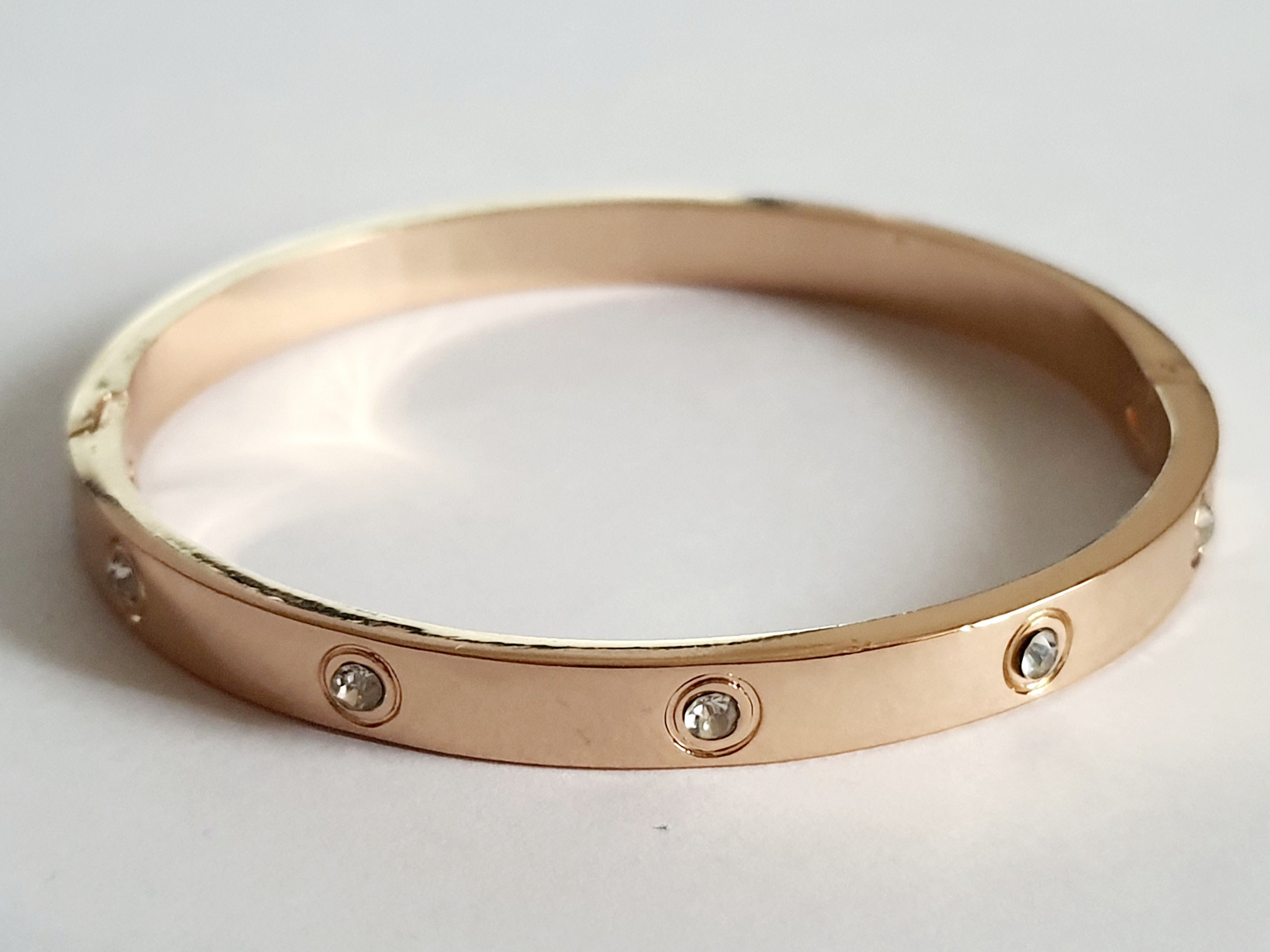 Luksusowa bransoletka z połyskującymi kamieniami w bardzo eleganckim stylu. stal nierdzewna, stal chirurgiczna rougebizu