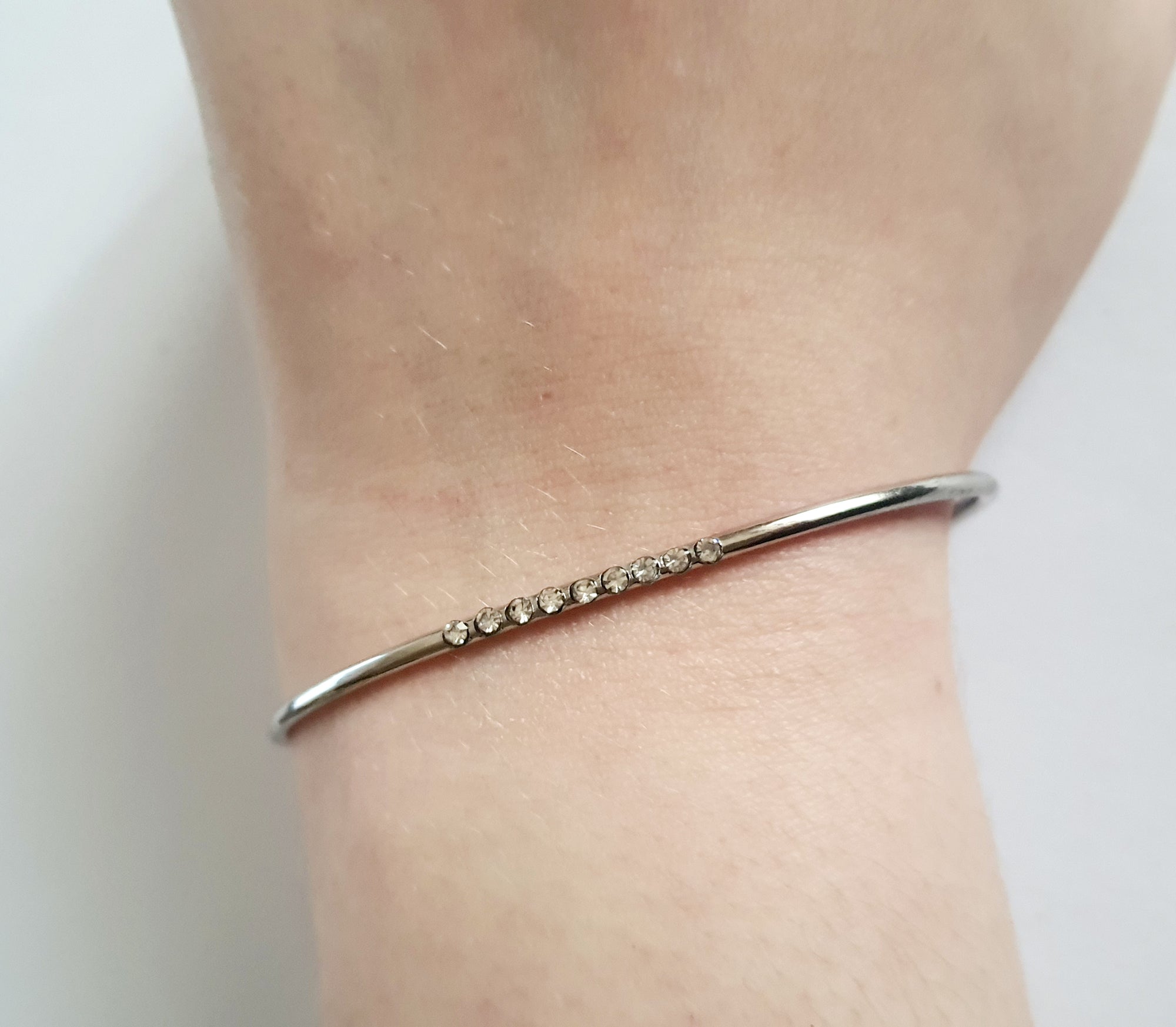 Srebrna bransoletka otwarta ze stali nierdzewnej z rzędem drobnych cyrkonii, delikatna i elegancka. Stal chirurgiczna, wodoodporne, hipoalergiczne, jakość premium, Rouge Bizu.