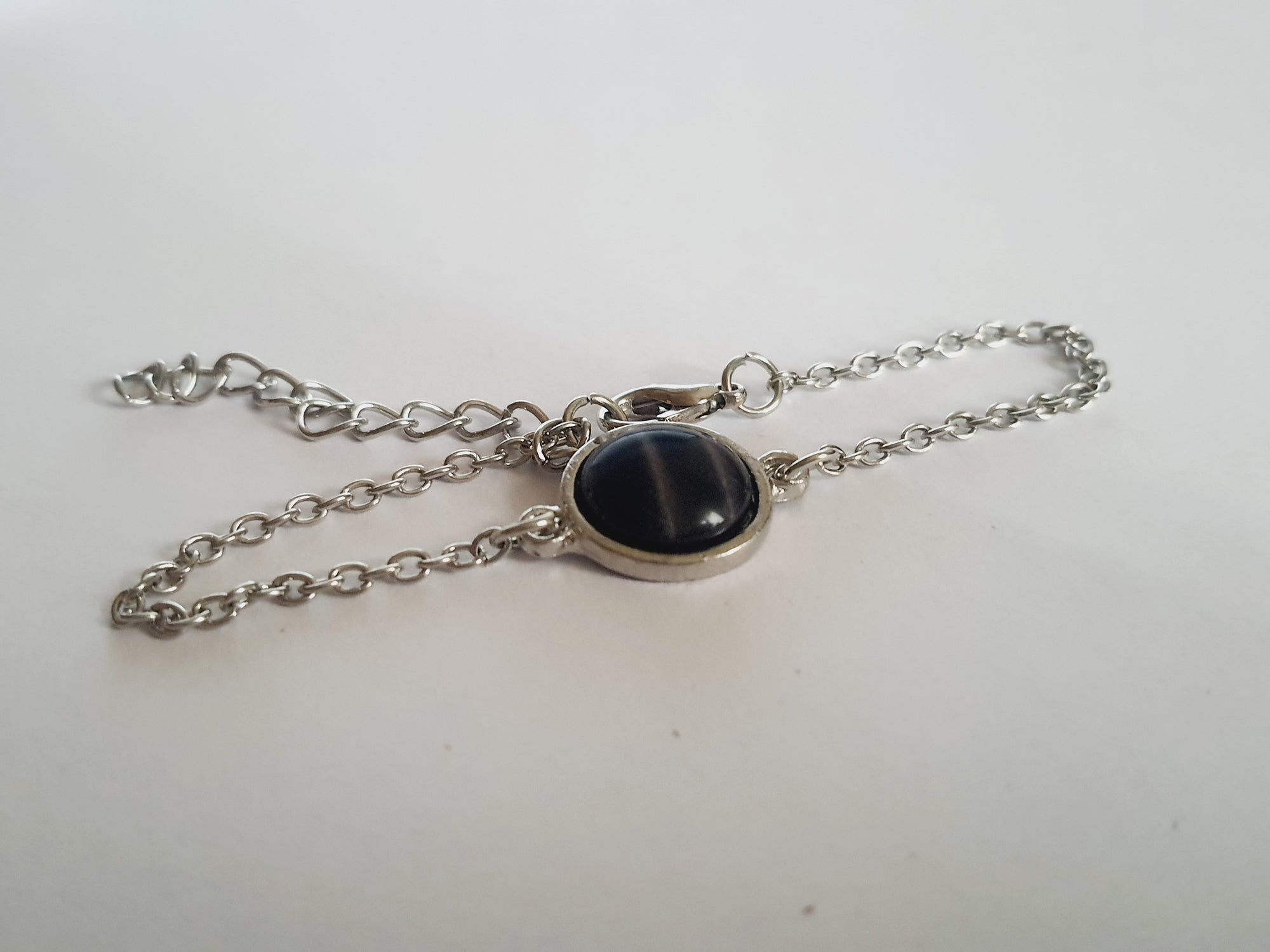 Srebrna bransoletka z czarnym okrągłym kamieniem, minimalistyczna i elegancka. Stal nierdzewna, stal chirurgiczna, wodoodporne, hipoalergiczne, jakość premium, Rouge Bizu.