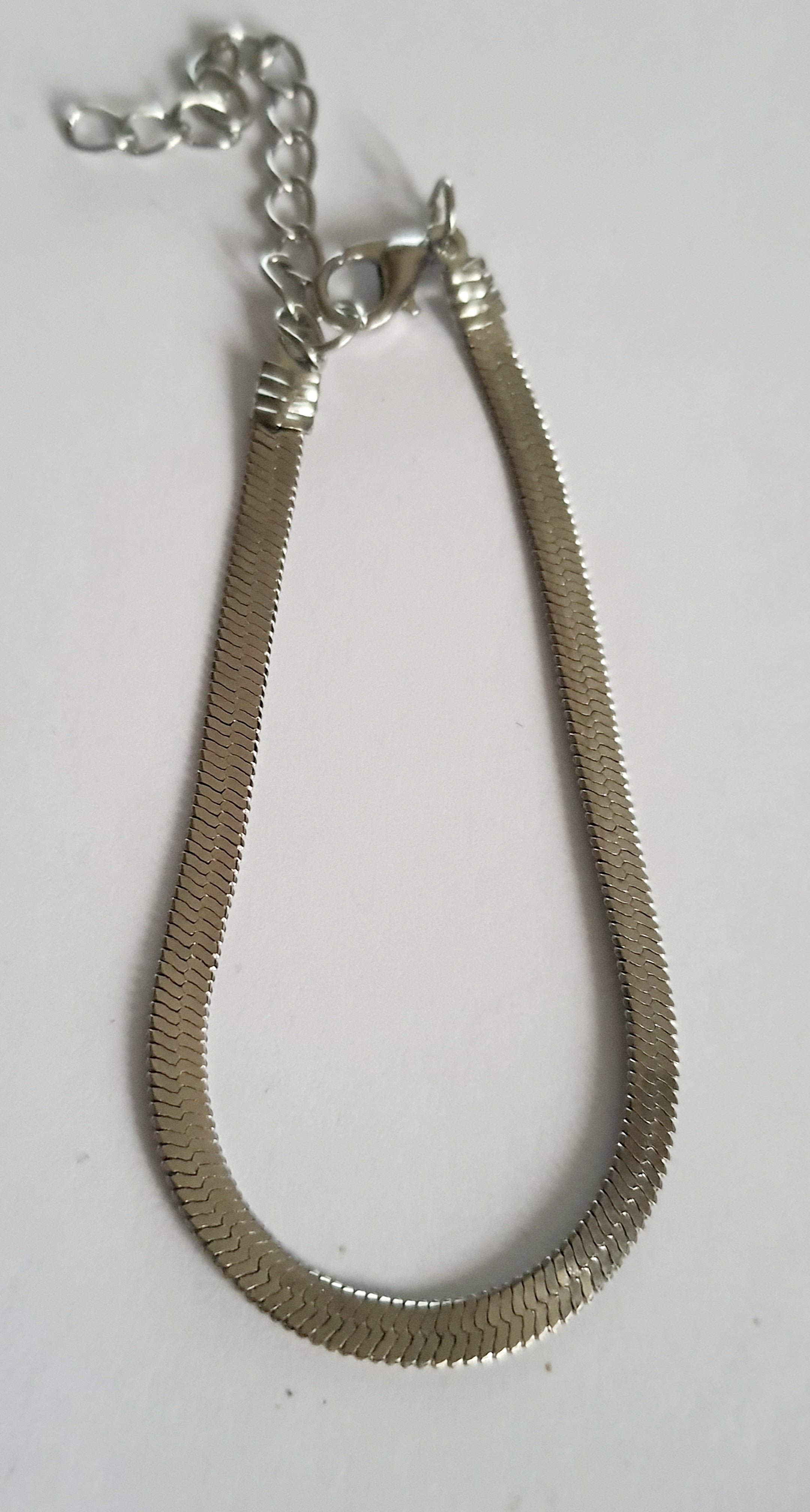 Srebrna bransoletka typu snake o gładkiej, błyszczącej powierzchni. Minimalistyczna, elegancka, wykonana ze stali nierdzewnej. Stal chirurgiczna, wodoodporne, hipoalergiczne, jakość premium, Rouge Bizu.