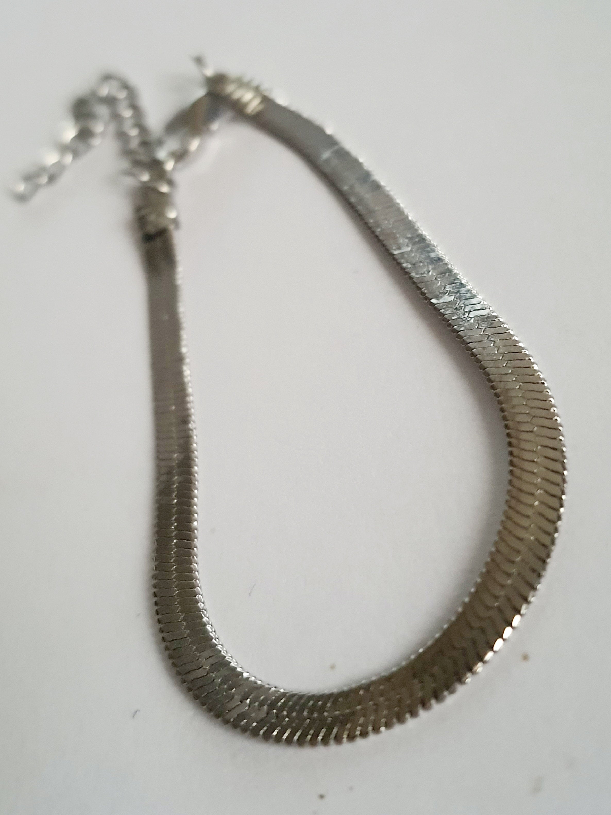 Srebrna bransoletka typu snake o gładkiej, błyszczącej powierzchni. Minimalistyczna, elegancka, wykonana ze stali nierdzewnej. Stal chirurgiczna, wodoodporne, hipoalergiczne, jakość premium, Rouge Bizu.