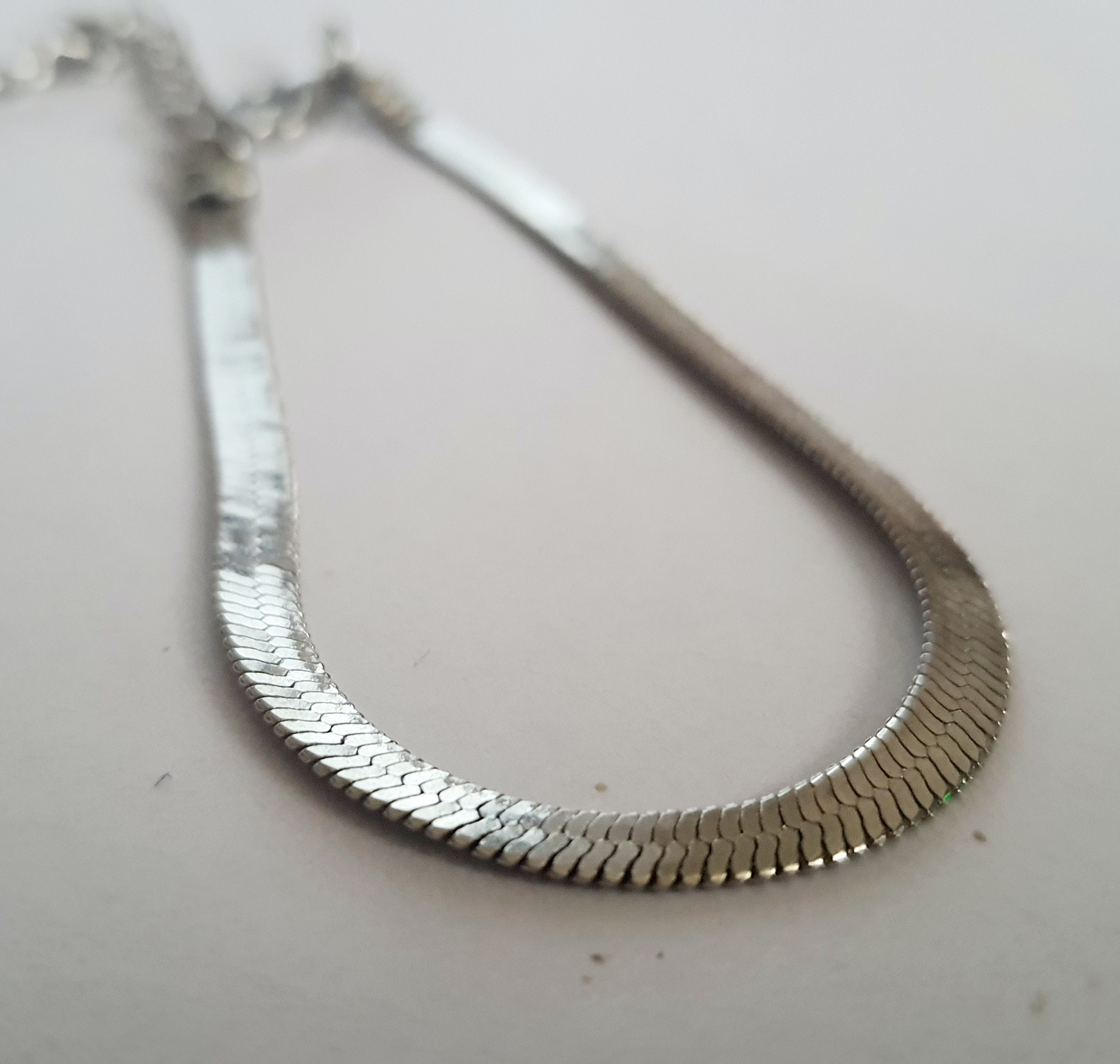 Srebrna bransoletka typu snake o gładkiej, błyszczącej powierzchni. Minimalistyczna, elegancka, wykonana ze stali nierdzewnej. Stal chirurgiczna, wodoodporne, hipoalergiczne, jakość premium, Rouge Bizu.