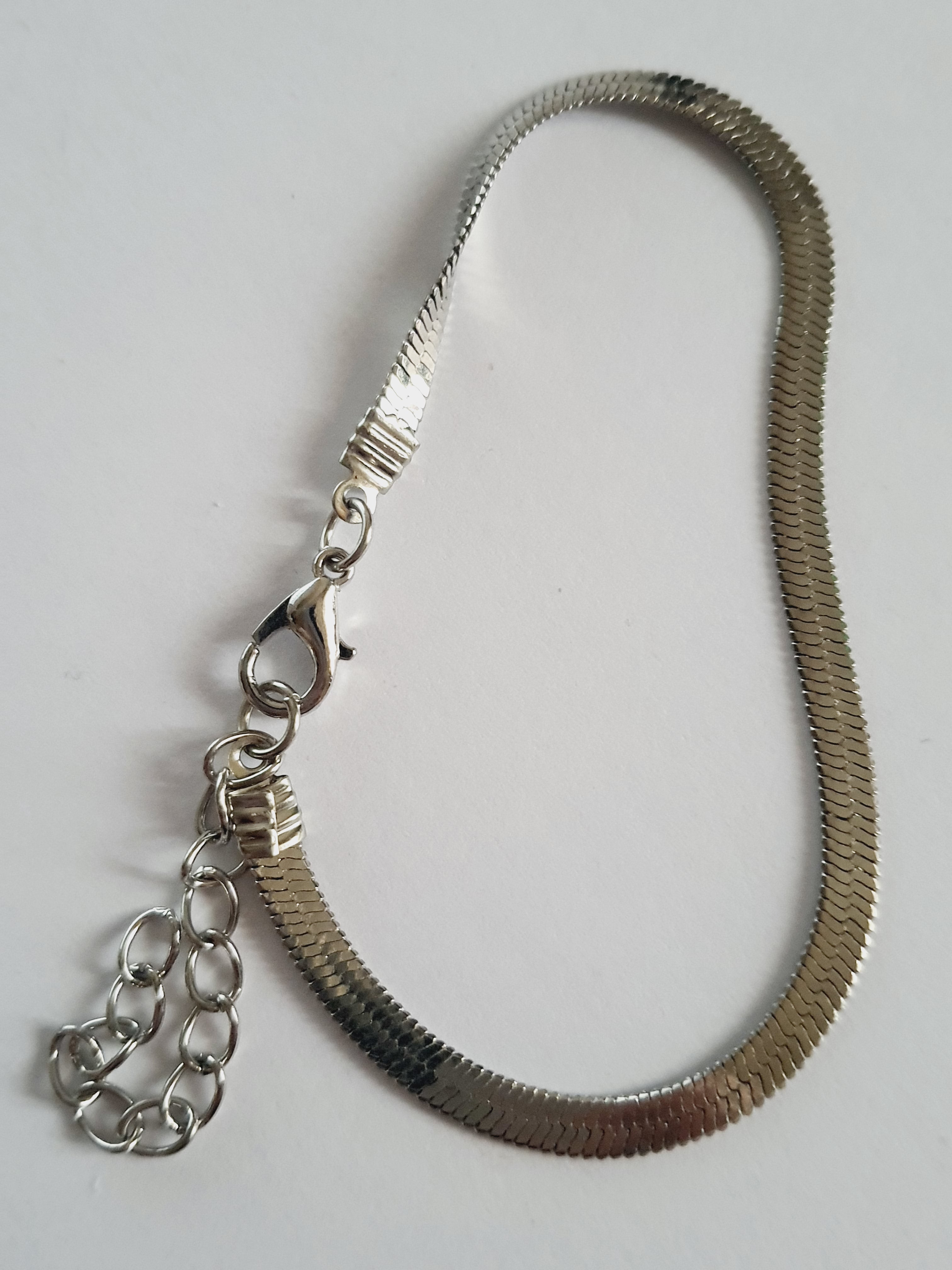 Srebrna bransoletka typu snake o gładkiej, błyszczącej powierzchni. Minimalistyczna, elegancka, wykonana ze stali nierdzewnej. Stal chirurgiczna, wodoodporne, hipoalergiczne, jakość premium, Rouge Bizu.