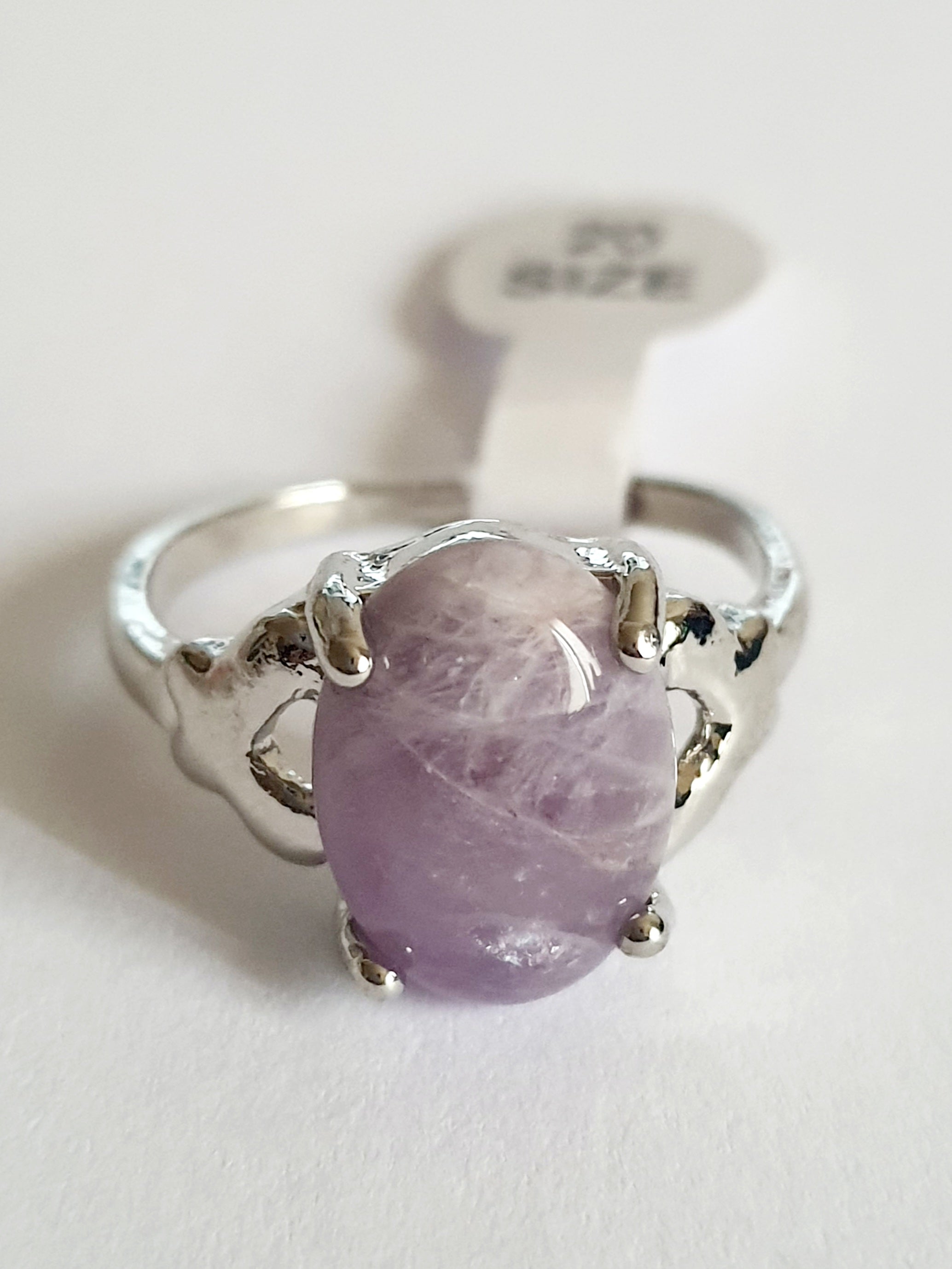 Pierścionek ze stali nierdzewnej z jasnofioletowym kamieniem typu ametyst, srebrna oprawa z delikatnym, organicznym wycięciem. Styl romantyczny i vintage. Rozmiar 20 mm. Rouge Bizu.

