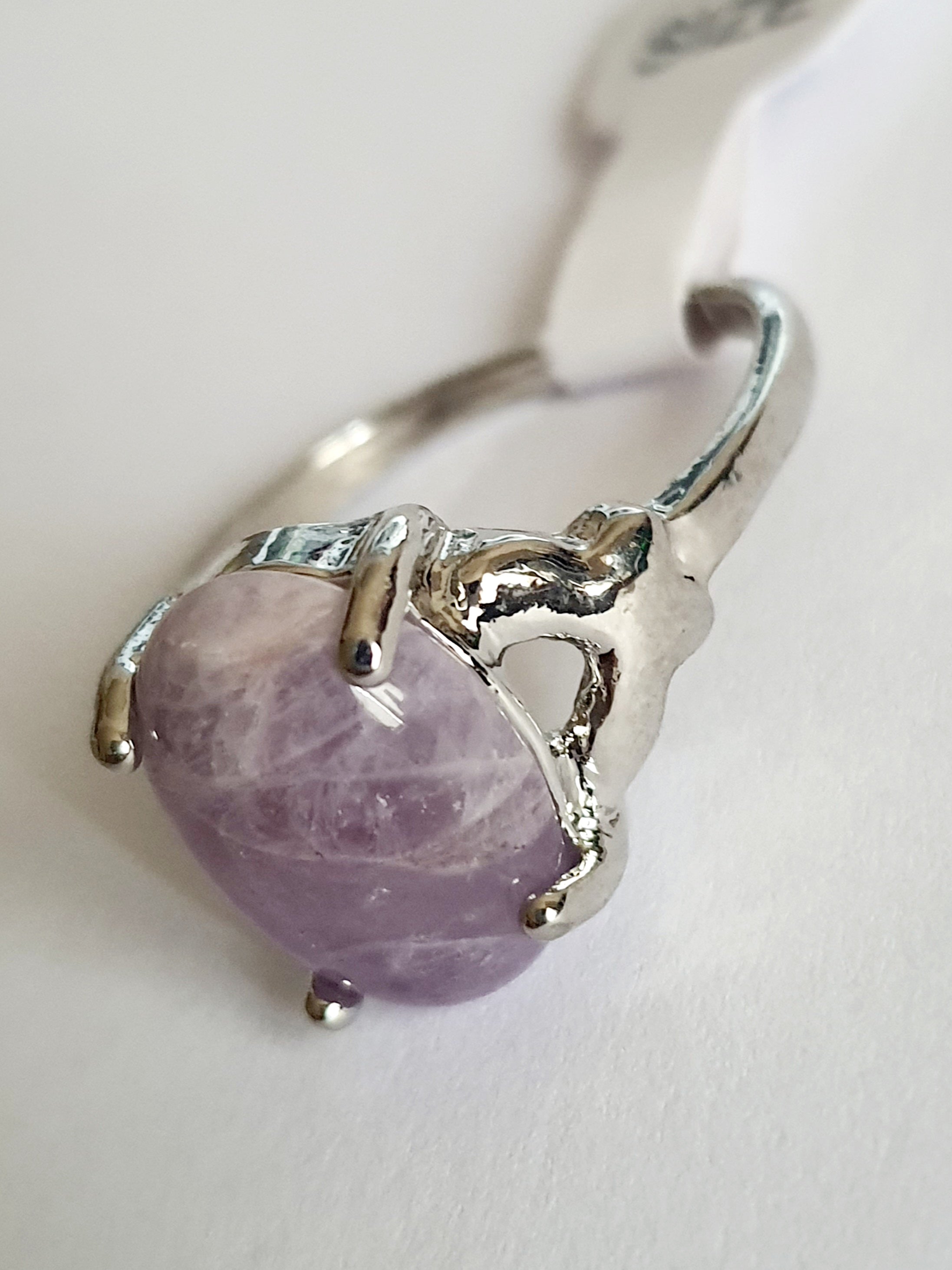 Pierścionek ze stali nierdzewnej z jasnofioletowym kamieniem typu ametyst, srebrna oprawa z delikatnym, organicznym wycięciem. Styl romantyczny i vintage. Rozmiar 20 mm. Rouge Bizu.

