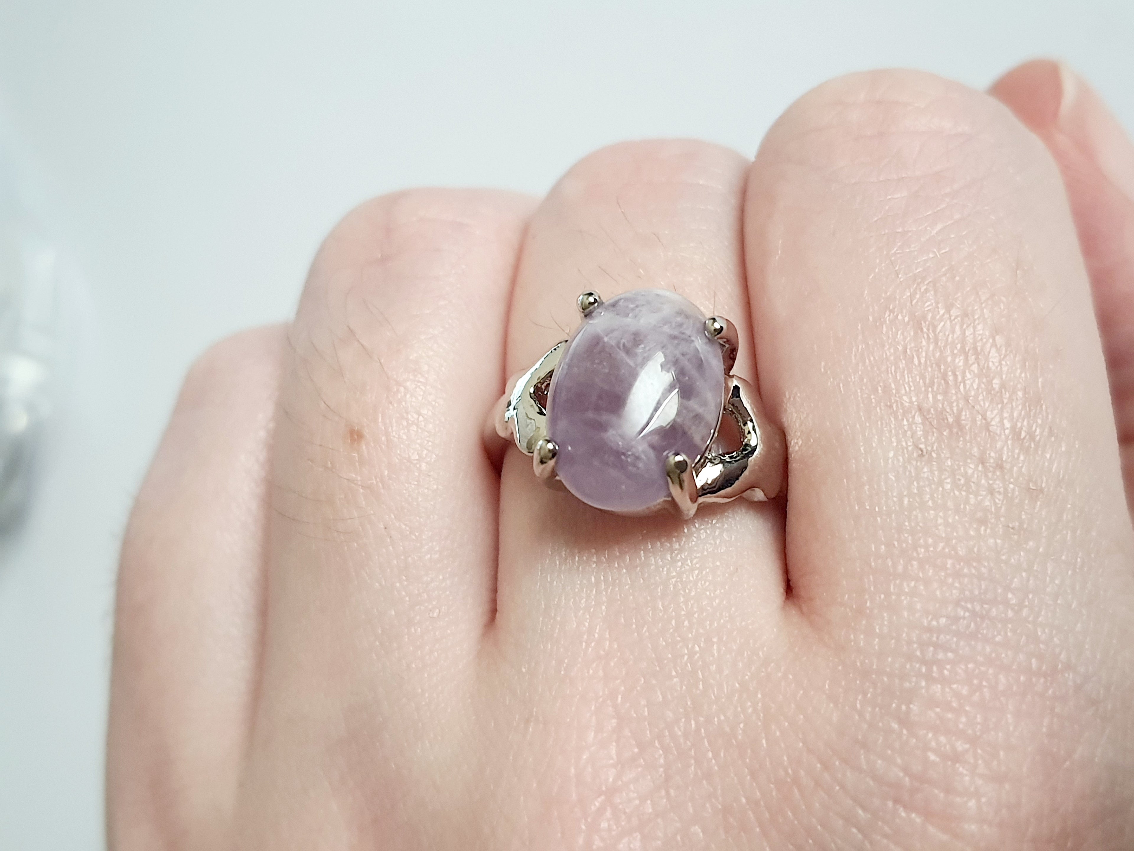 Pierścionek ze stali nierdzewnej z jasnofioletowym kamieniem typu ametyst, srebrna oprawa z delikatnym, organicznym wycięciem. Styl romantyczny i vintage. Rozmiar 20 mm. Rouge Bizu.

