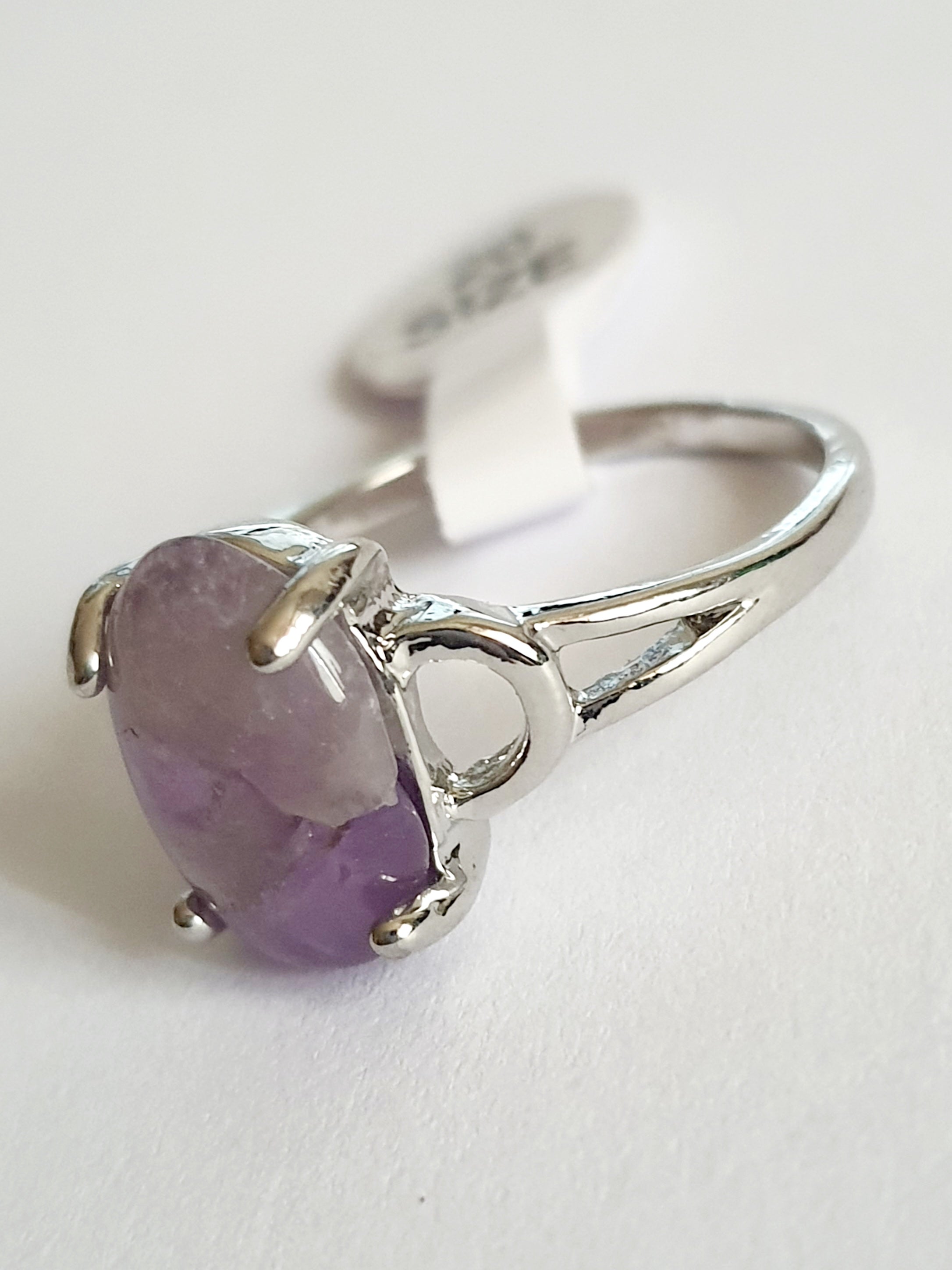 Pierścionek ze stali nierdzewnej w srebrnym kolorze z owalnym kamieniem w odcieniu jasnego fioletu, inspirowany stylem minimalistycznym i boho. Rozmiar 20 mm. Rouge Bizu.

