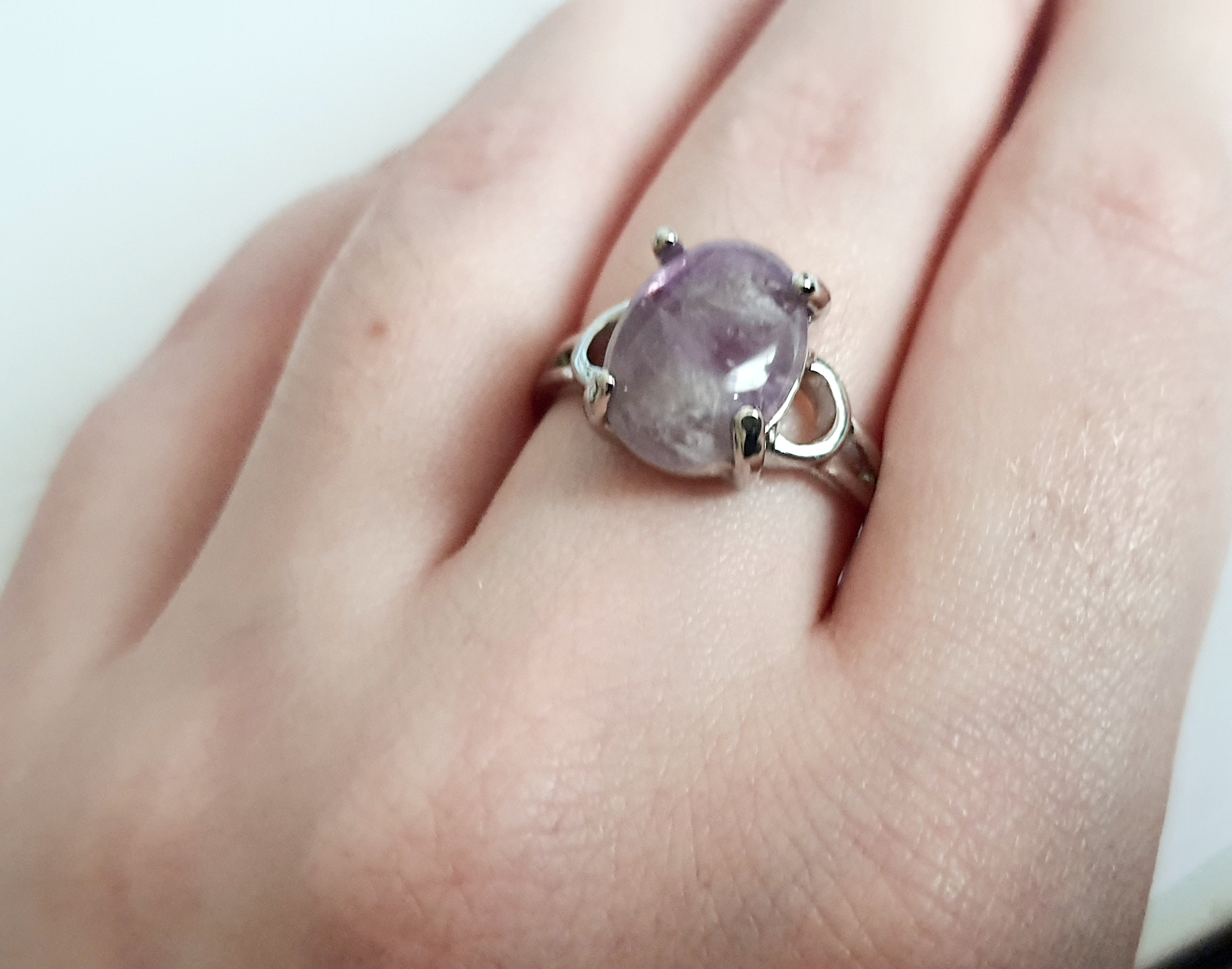 Pierścionek ze stali nierdzewnej w srebrnym kolorze z owalnym kamieniem w odcieniu jasnego fioletu, inspirowany stylem minimalistycznym i boho. Rozmiar 20 mm. Rouge Bizu.

