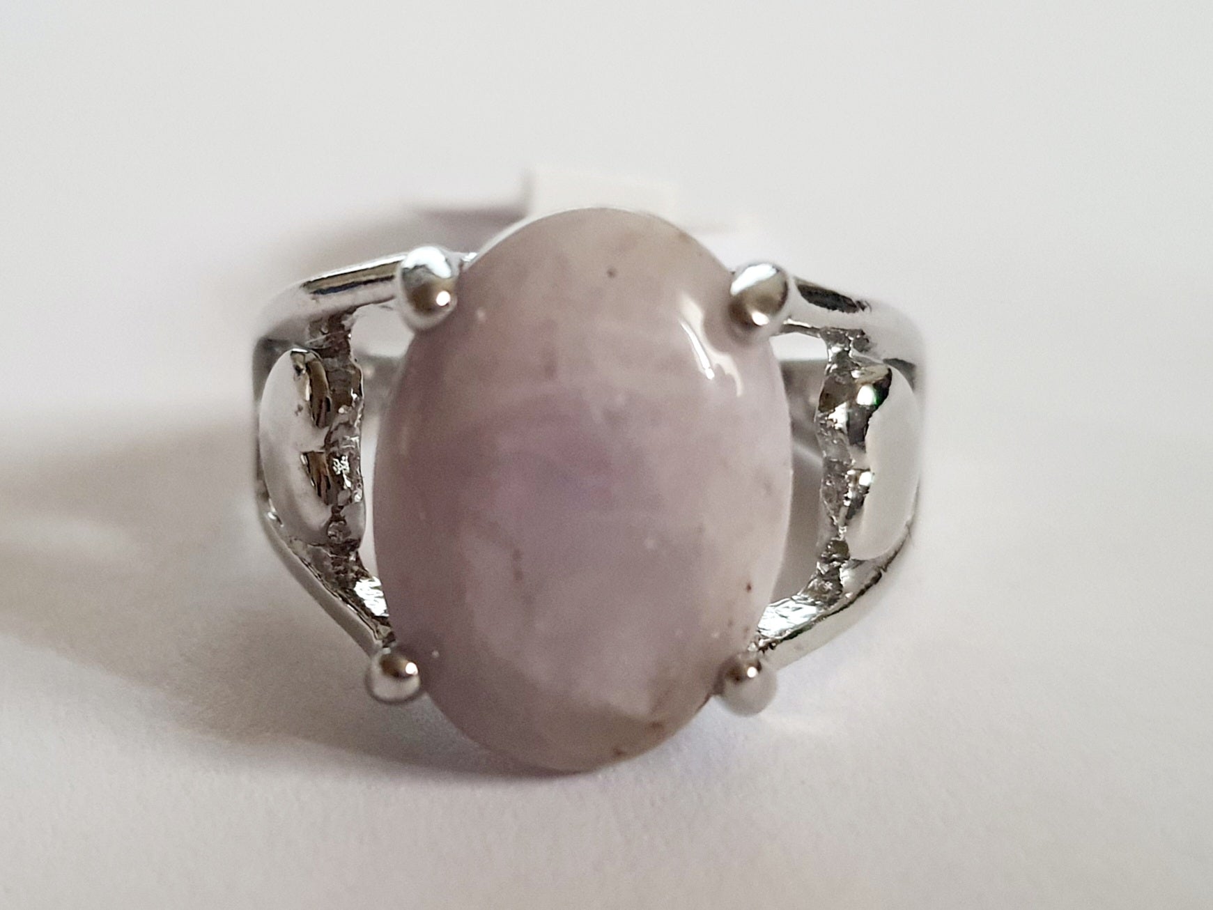 Srebrny pierścionek z delikatnym lawendowym kamieniem w stylu minimalistycznym, wykonany ze stali chirurgicznej. Subtelna oprawa, pastelowy kolor, rozmiar 18 mm. Rouge Bizu.

