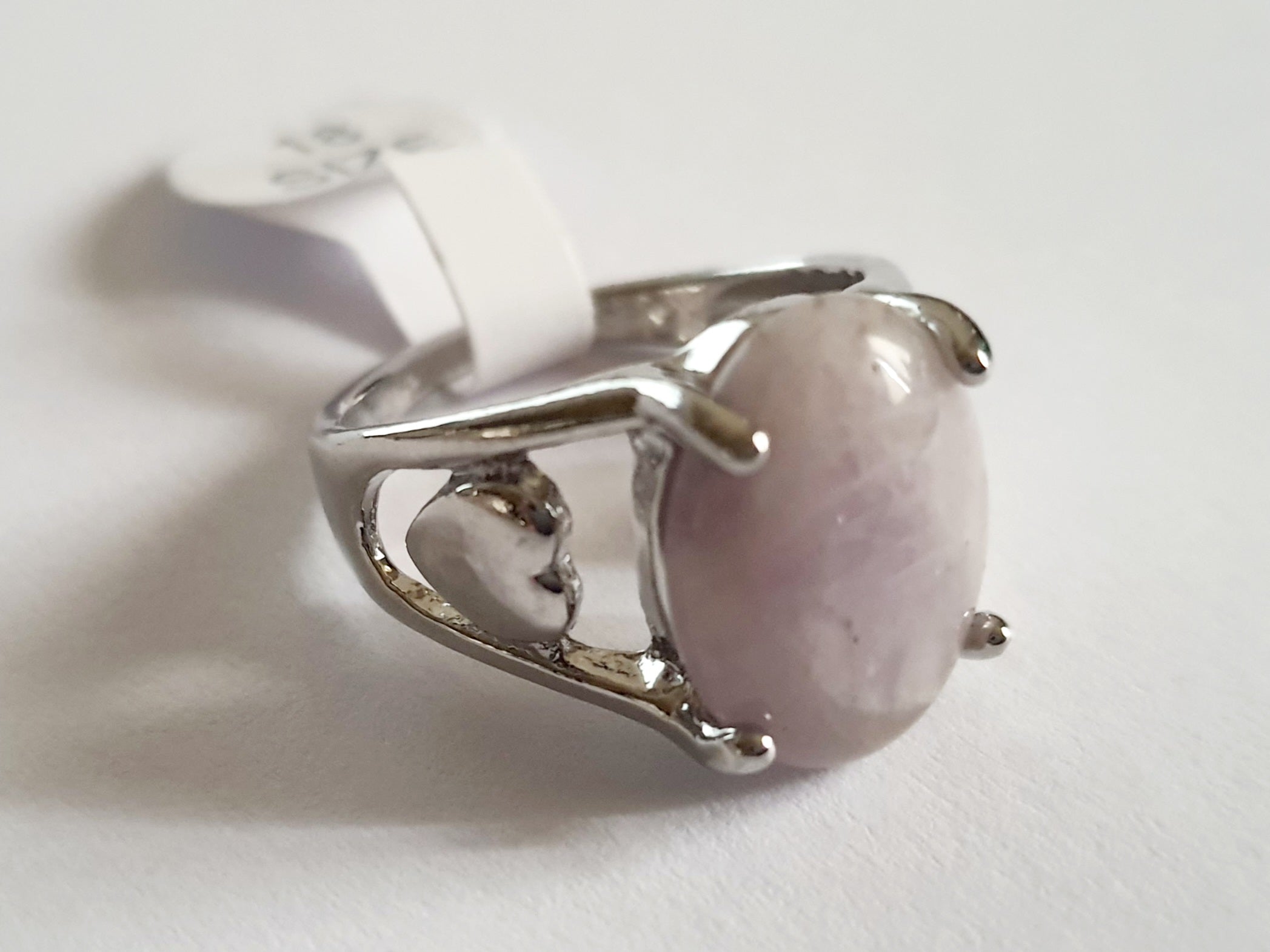 Srebrny pierścionek z delikatnym lawendowym kamieniem w stylu minimalistycznym, wykonany ze stali chirurgicznej. Subtelna oprawa, pastelowy kolor, rozmiar 18 mm. Rouge Bizu.

