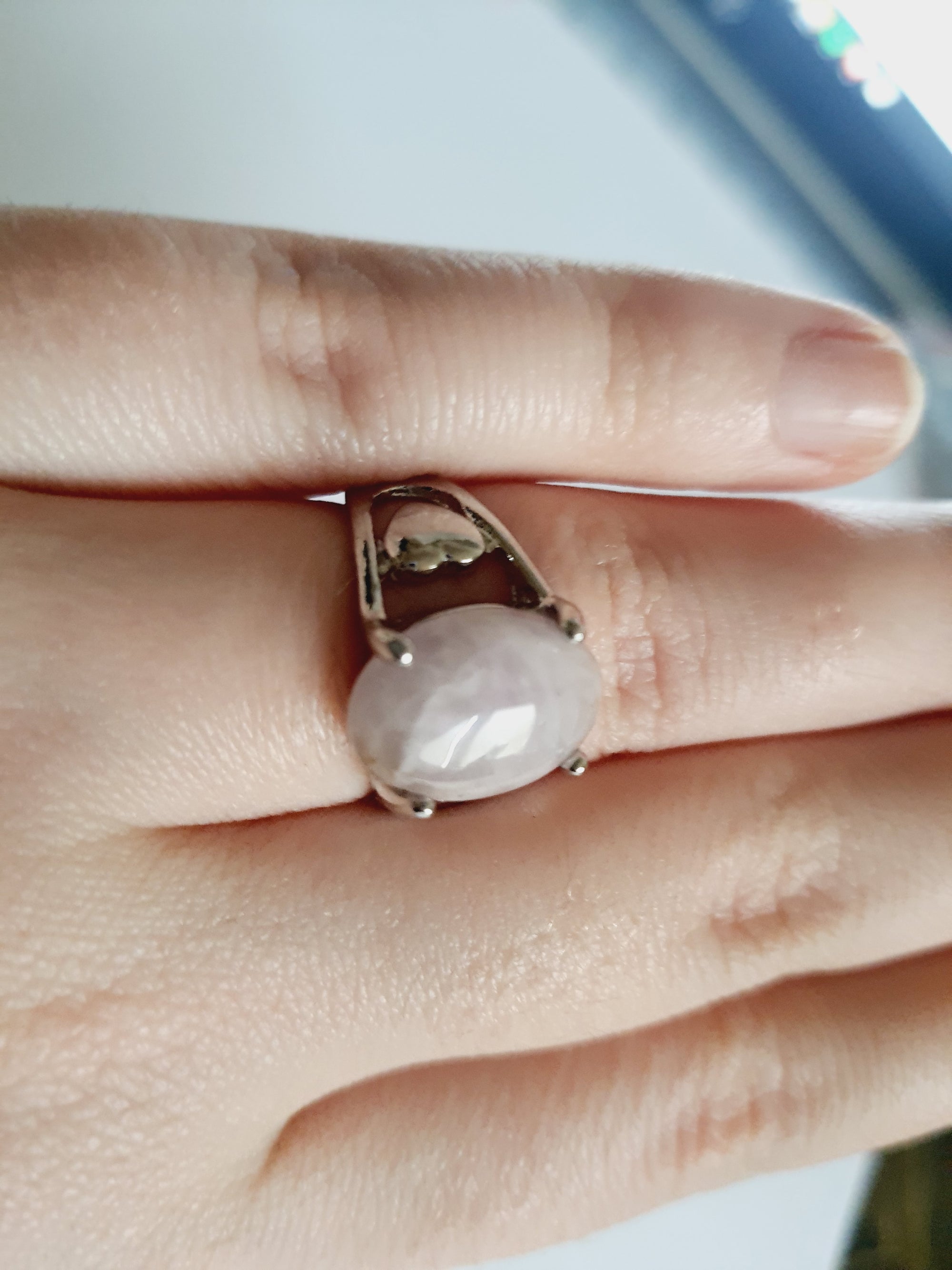 Srebrny pierścionek z delikatnym lawendowym kamieniem w stylu minimalistycznym, wykonany ze stali chirurgicznej. Subtelna oprawa, pastelowy kolor, rozmiar 18 mm. Rouge Bizu.

