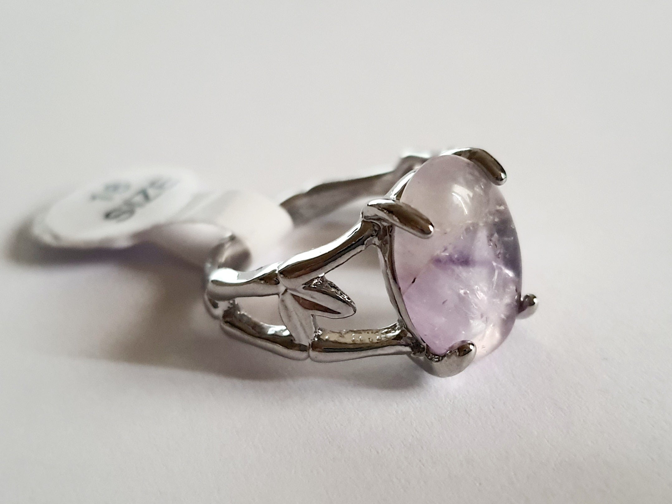 Pierścionek ze stali nierdzewnej w kolorze srebra z dużym owalnym kamieniem w odcieniu pastelowego fioletu. Styl vintage, elegancki i kobiecy. Rozmiar 18 mm. Rouge Bizu.

