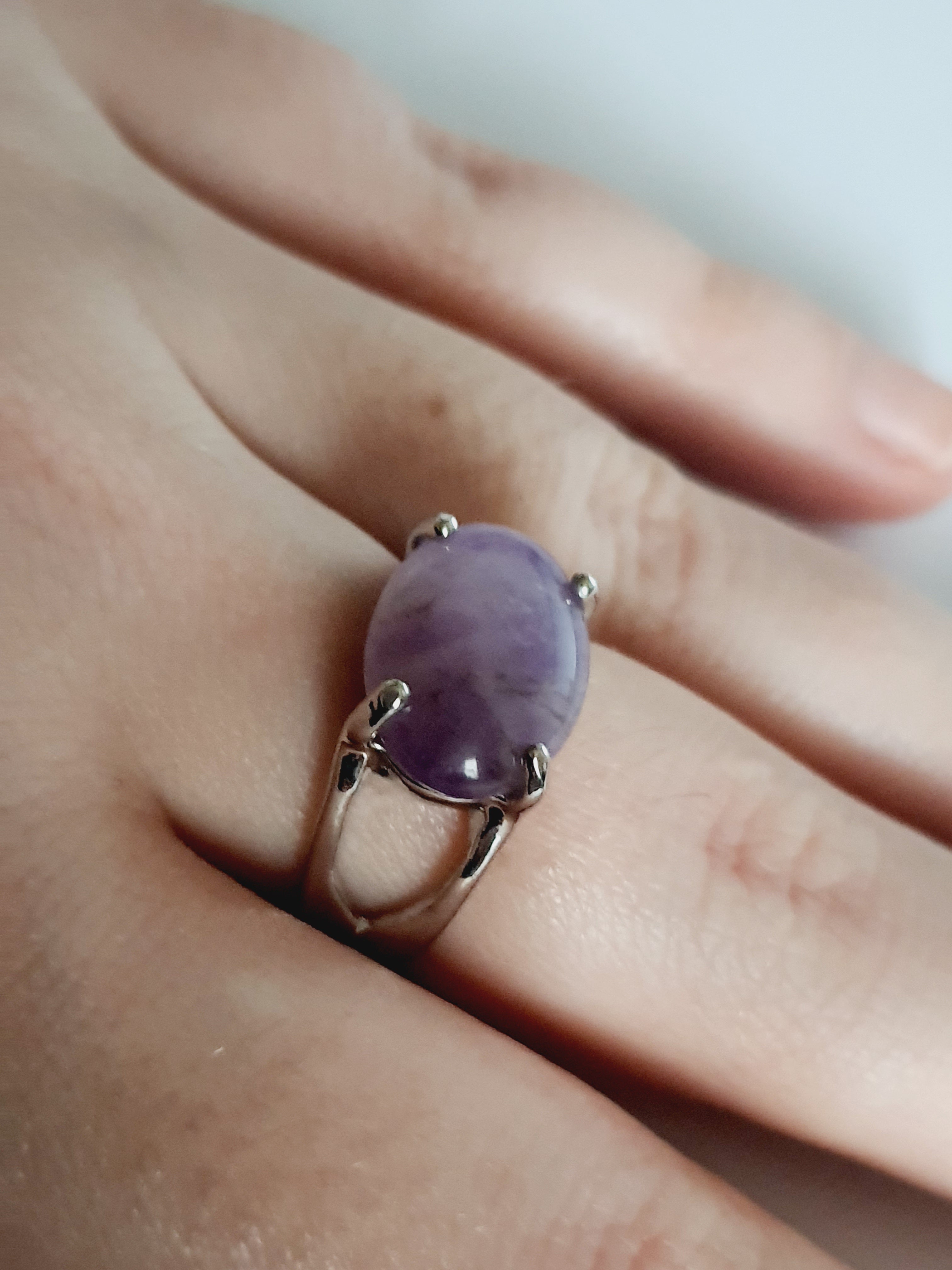 Srebrny pierścionek ze stali nierdzewnej z owalnym, fioletowym kamieniem w stylu minimalistycznym i delikatnym. Klasyczny, kobiecy design. Rozmiar 18 mm. Rouge Bizu.

