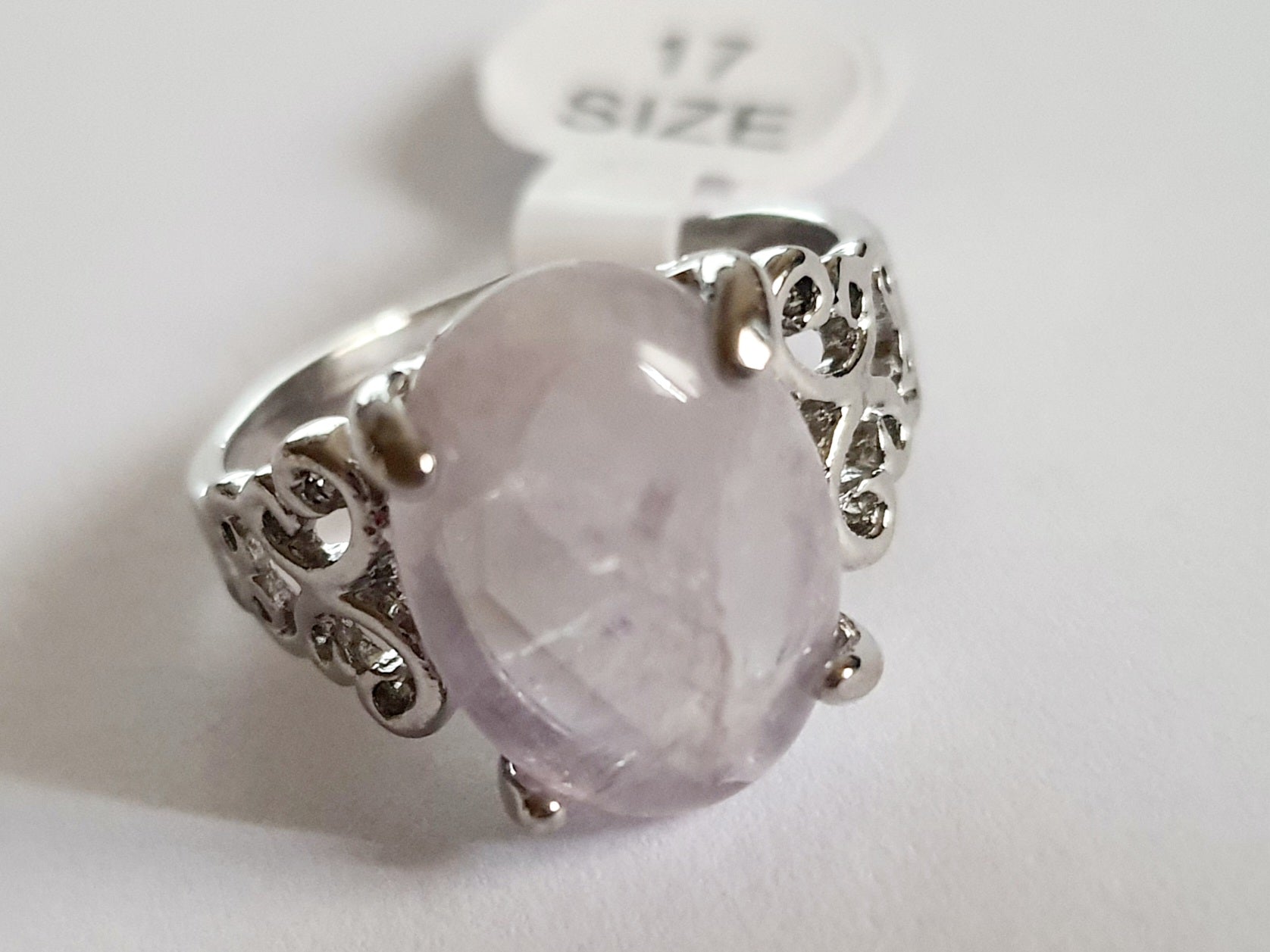 Pierścionek srebrny, rozmiar 17 mm, z dużym jasnoróżowym kamieniem i ozdobną obrączką o misternym wzorze vintage. Styl romantyczny. Rouge bizu