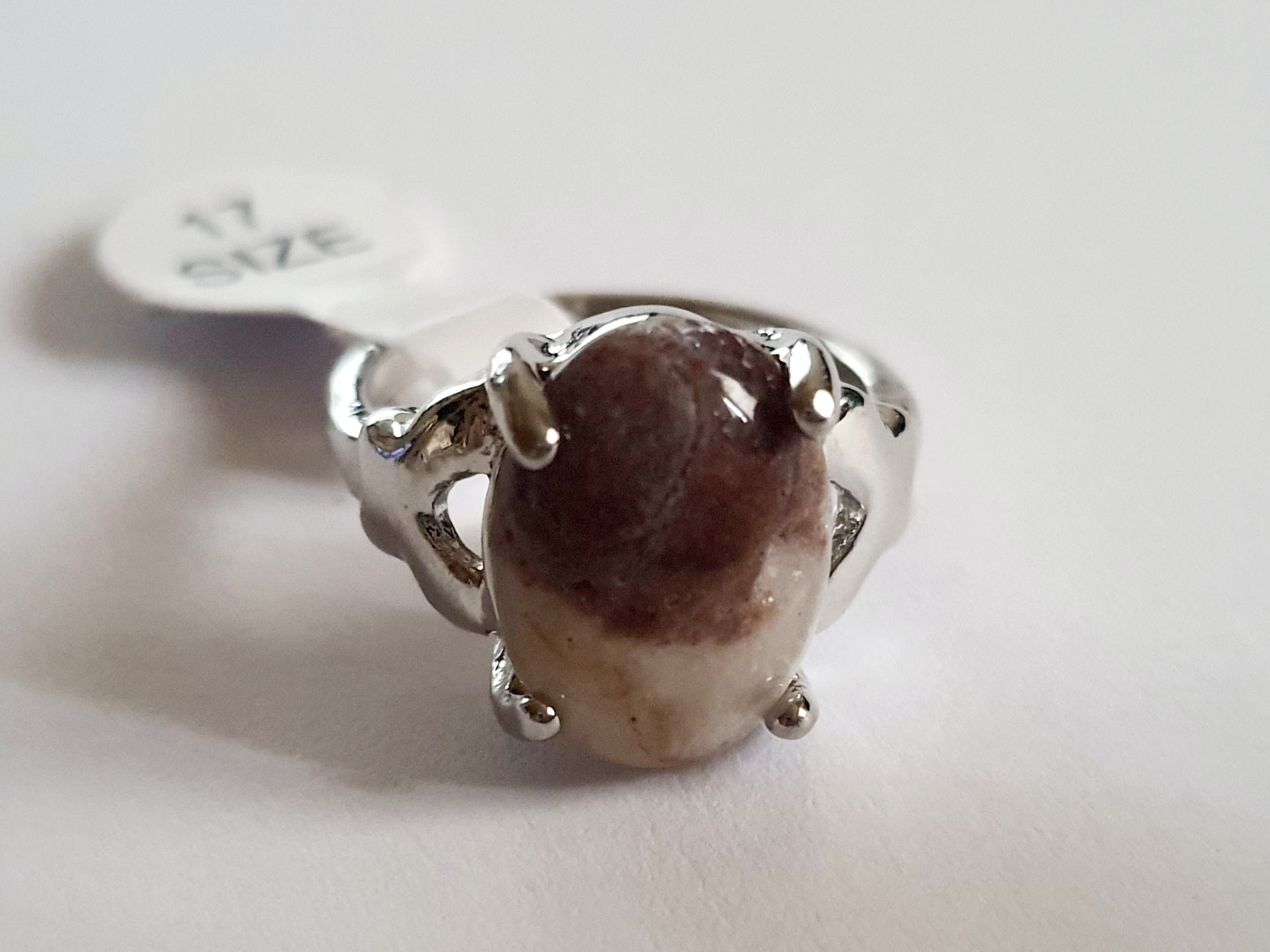 Pierścionek z naturalnym kamieniem w odcieniach brązu i beżu, w oprawie ze stali nierdzewnej. Styl organiczny, rozmiar 17 mm. Elegancki, trwały, hipoalergiczny. Rouge Bizu.

