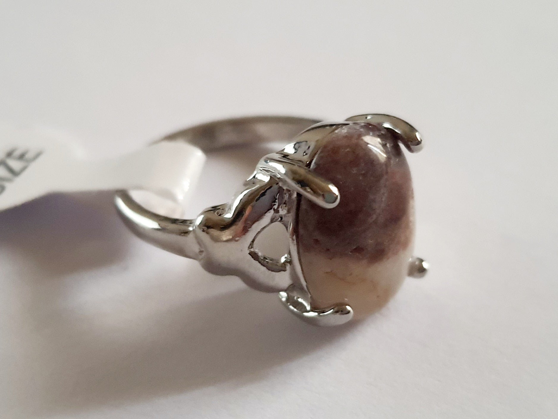 Pierścionek z naturalnym kamieniem w odcieniach brązu i beżu, w oprawie ze stali nierdzewnej. Styl organiczny, rozmiar 17 mm. Elegancki, trwały, hipoalergiczny. Rouge Bizu.

