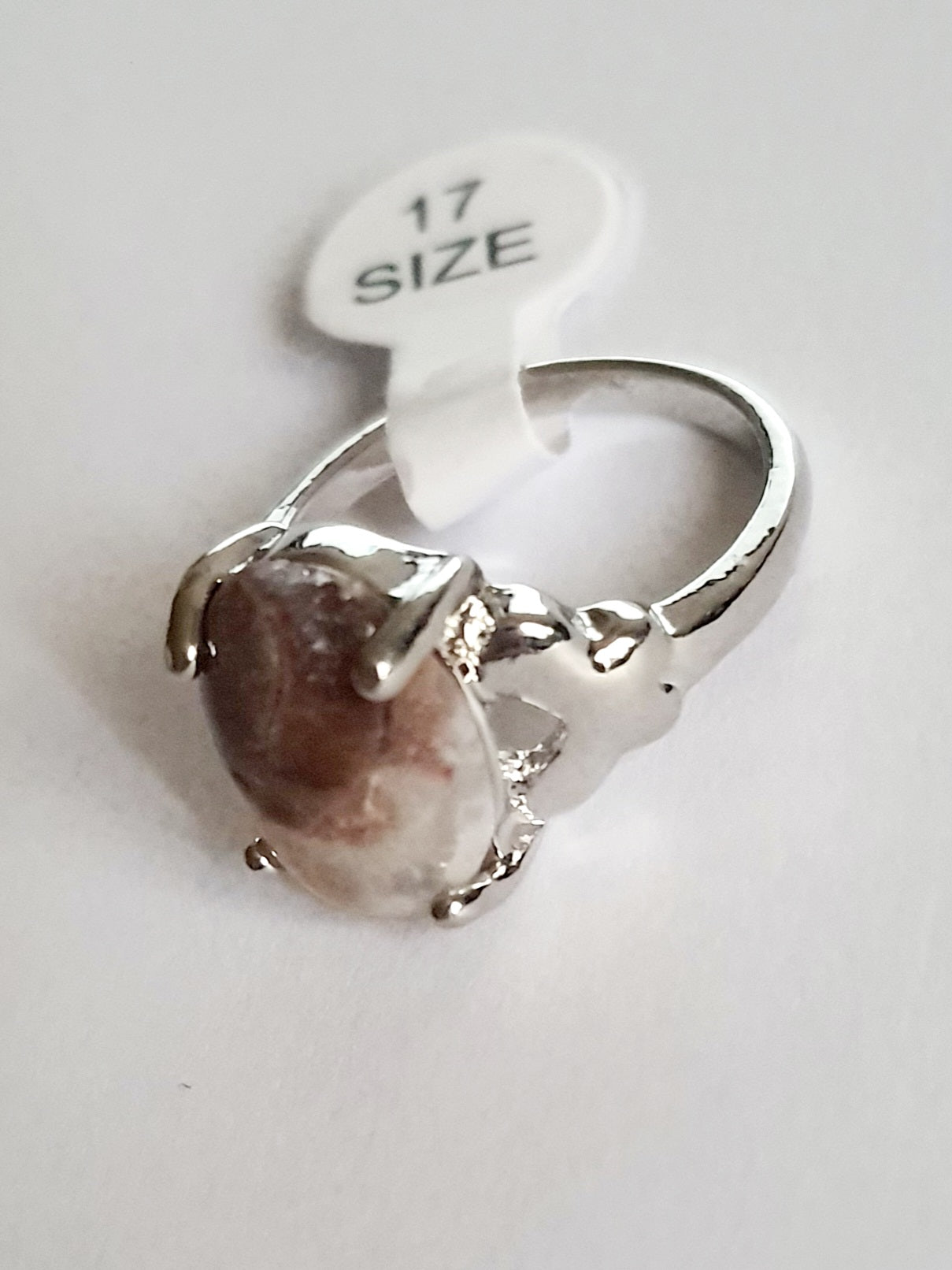 Pierścionek z naturalnym kamieniem w odcieniach brązu i beżu, w oprawie ze stali nierdzewnej. Styl organiczny, rozmiar 17 mm. Elegancki, trwały, hipoalergiczny. Rouge Bizu.

