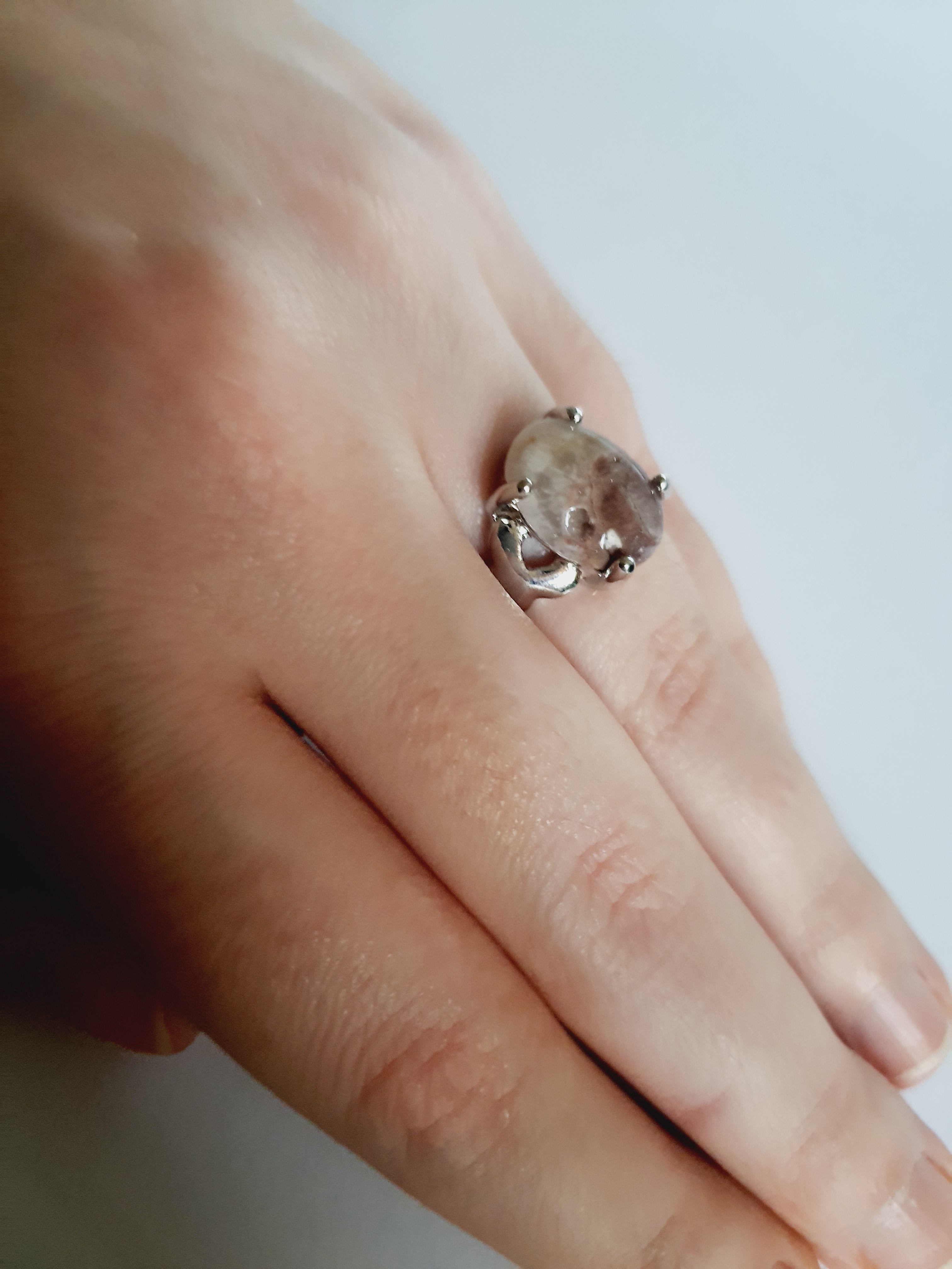 Pierścionek z naturalnym kamieniem w odcieniach brązu i beżu, w oprawie ze stali nierdzewnej. Styl organiczny, rozmiar 17 mm. Elegancki, trwały, hipoalergiczny. Rouge Bizu.

