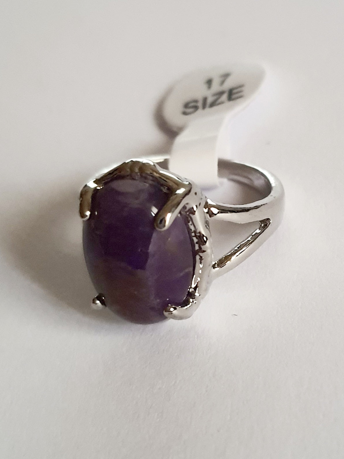 Pierścionek z fioletowym kamieniem w gładkiej oprawie ze stali nierdzewnej, rozmiar 17 mm. Styl elegancki, nowoczesny. Dla kobiet ceniących prostotę i głębię koloru. Rouge Bizu.

