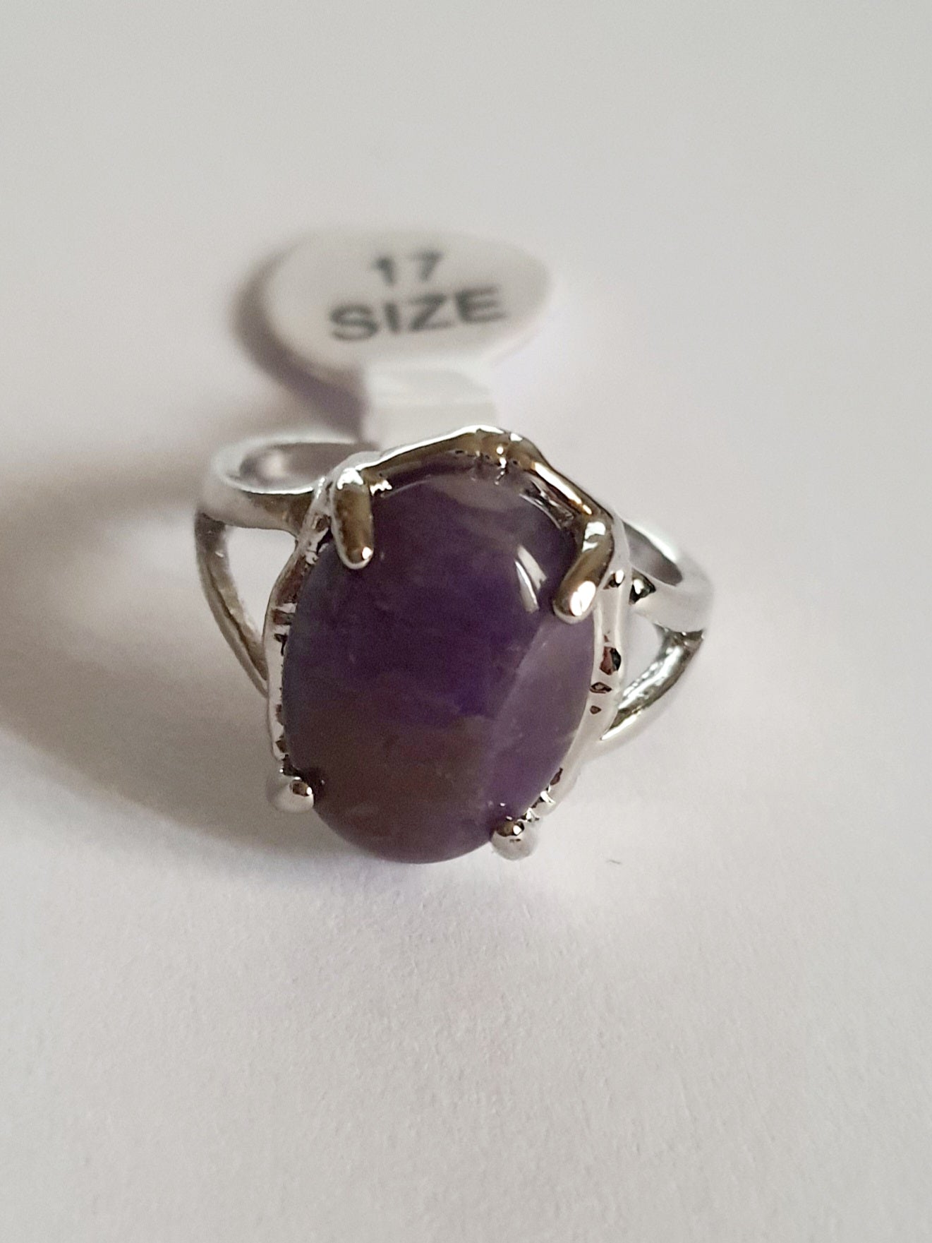 Pierścionek z fioletowym kamieniem w gładkiej oprawie ze stali nierdzewnej, rozmiar 17 mm. Styl elegancki, nowoczesny. Dla kobiet ceniących prostotę i głębię koloru. Rouge Bizu.

