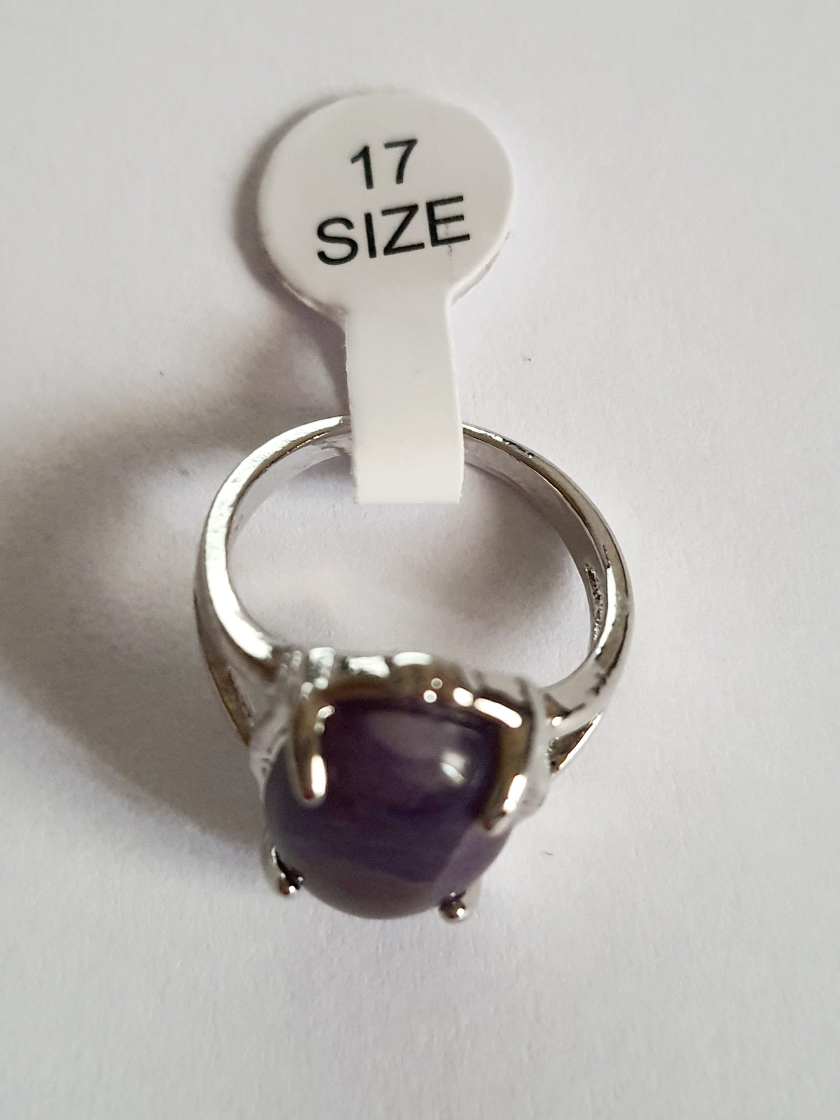 Pierścionek z fioletowym kamieniem w gładkiej oprawie ze stali nierdzewnej, rozmiar 17 mm. Styl elegancki, nowoczesny. Dla kobiet ceniących prostotę i głębię koloru. Rouge Bizu.

