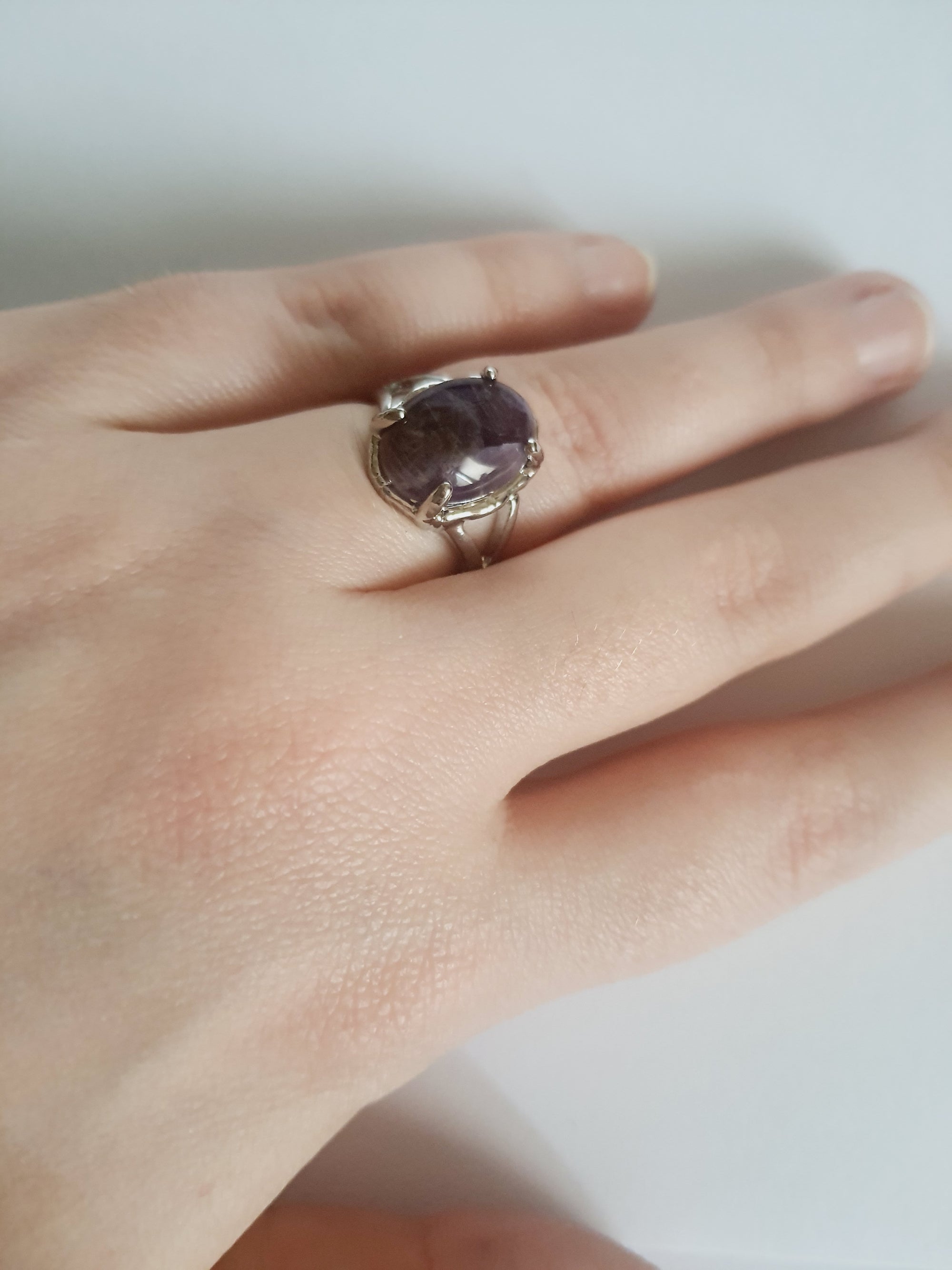 Pierścionek z fioletowym kamieniem w gładkiej oprawie ze stali nierdzewnej, rozmiar 17 mm. Styl elegancki, nowoczesny. Dla kobiet ceniących prostotę i głębię koloru. Rouge Bizu.

